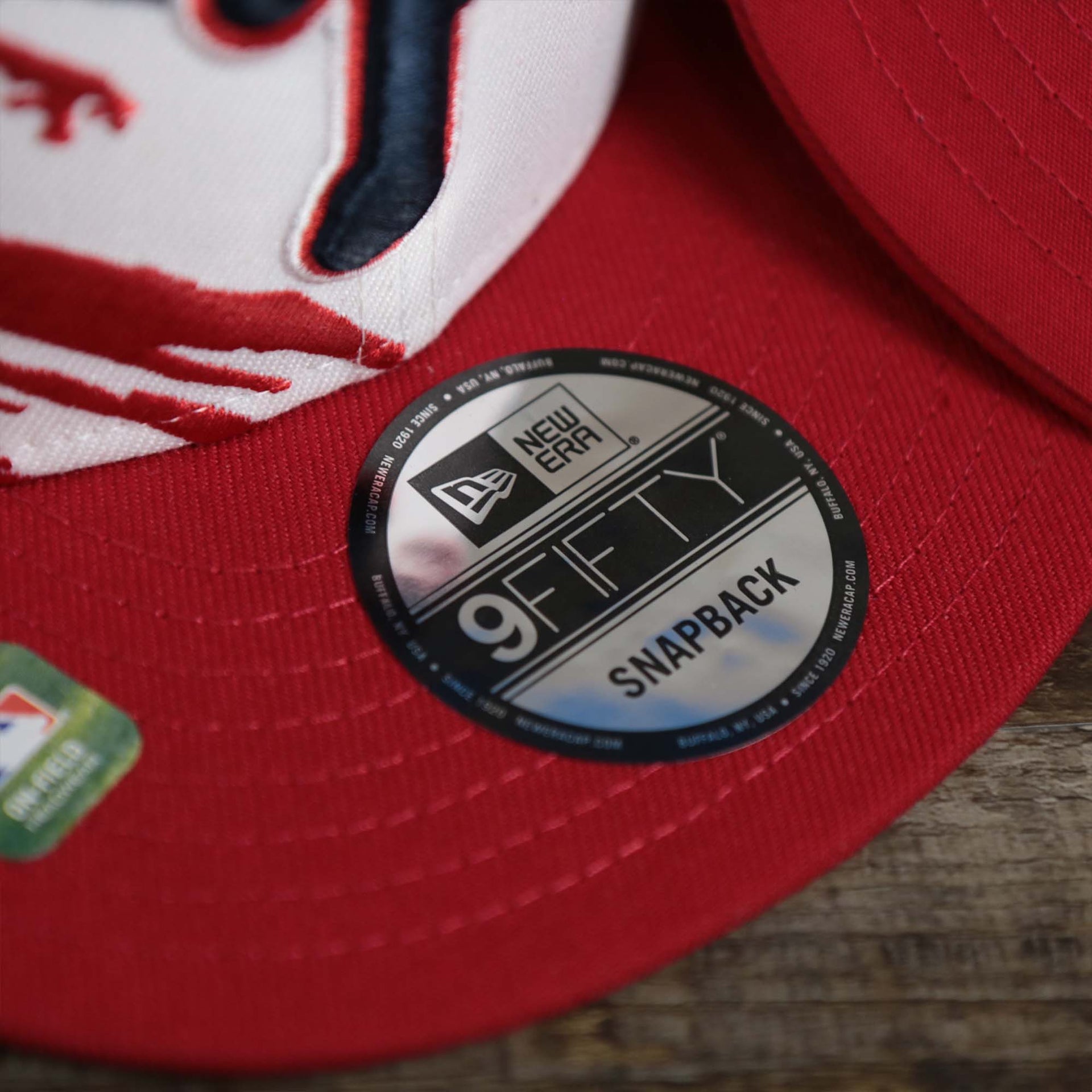 The  9Fifty Sticker on the Philadelphia Phillies 2022 4th of July Stars And Stripes 9Fifty | New Era Red OSFM