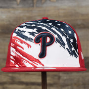 The front of the Philadelphia Phillies 2022 4th of July Stars And Stripes 9Fifty | New Era Red OSFM
