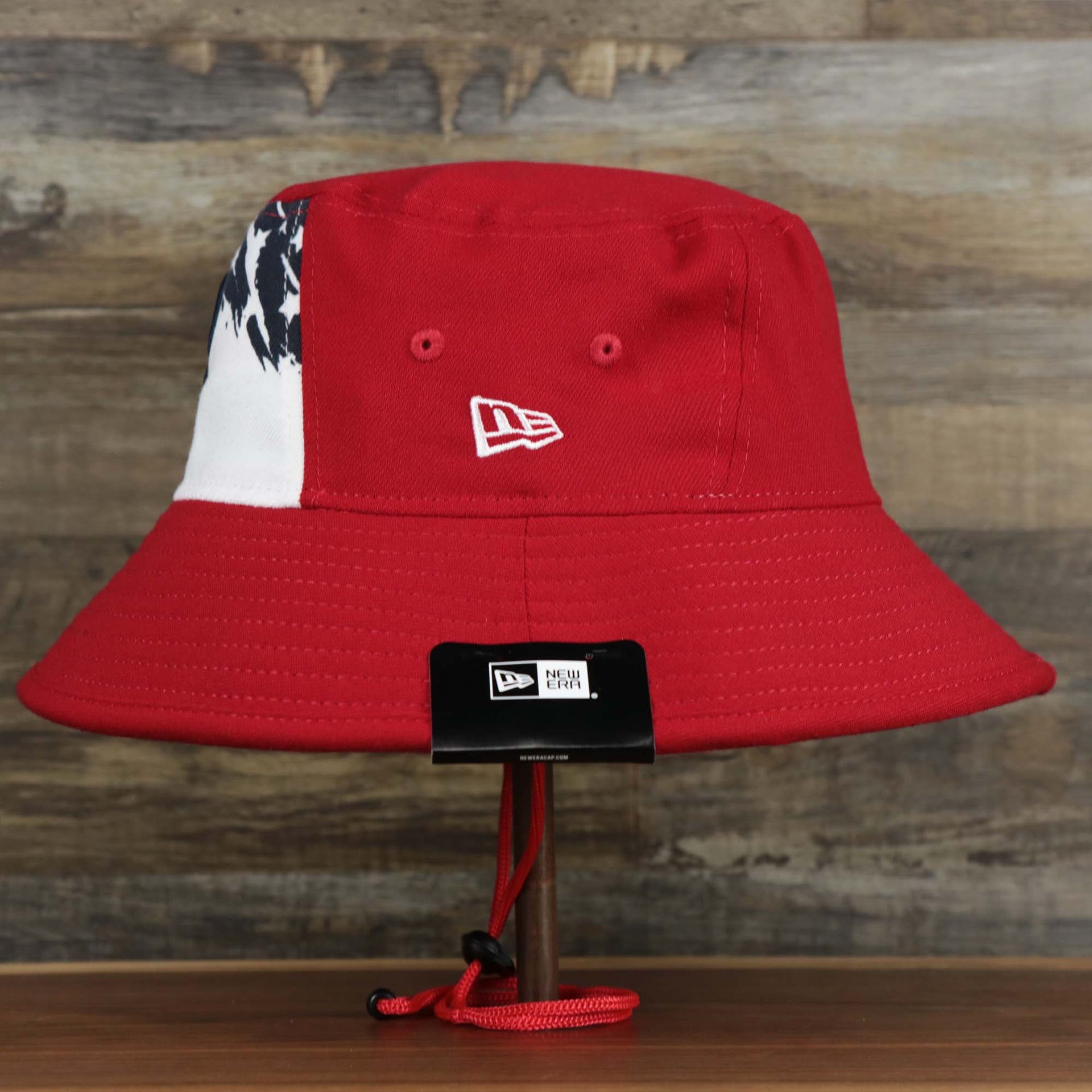 The wearer's left on the Stars And Stripes Philadelphia Phillies 4th of July Bucket Hat | New Era Red OSFM