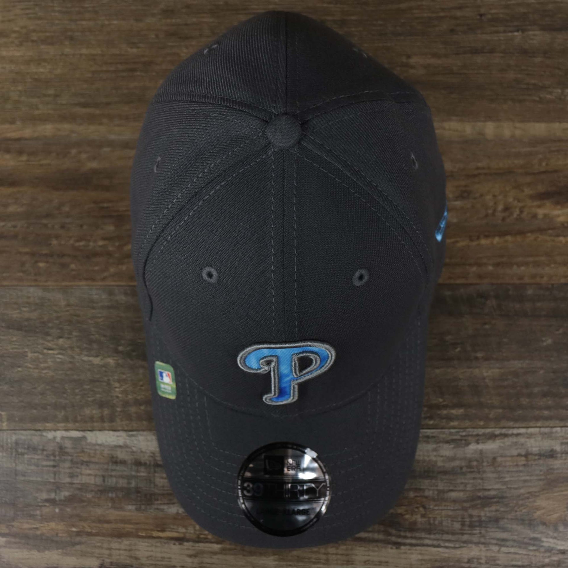An overhead view on the Philadelphia Phillies 2022 Father's Day On-Field 39Thirty Flexfit Cap | Gray