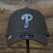 The front of the Philadelphia Phillies 2022 Father's Day On-Field 39Thirty Flexfit Cap | Gray