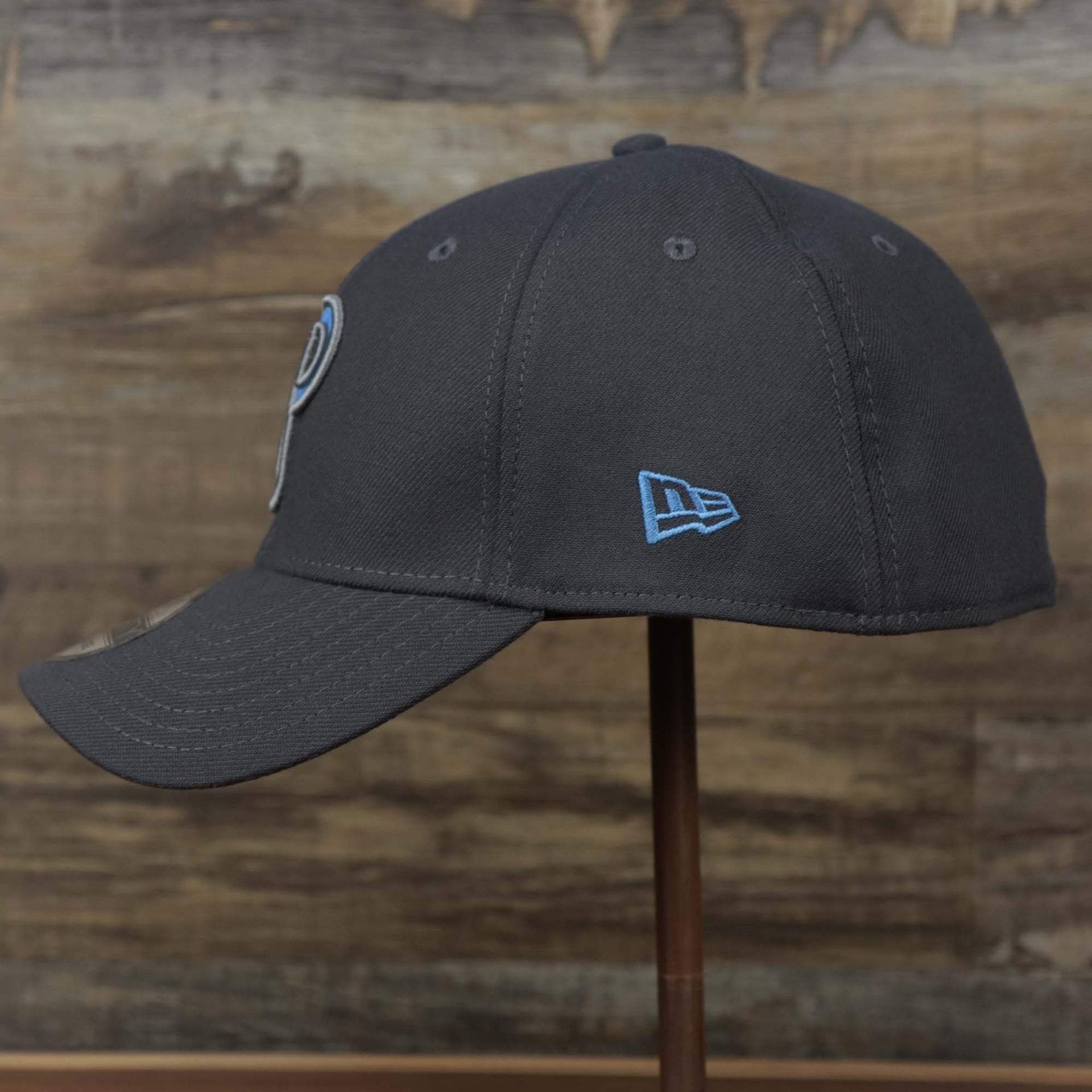 The wearer's left on the Philadelphia Phillies 2022 Father's Day On-Field 39Thirty Flexfit Cap | Gray