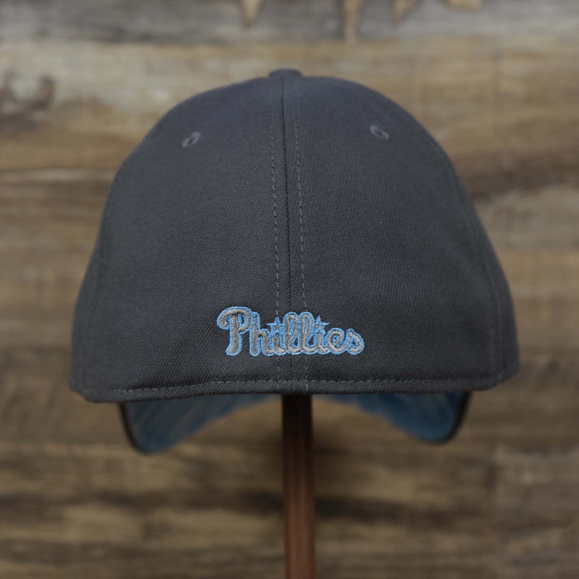 The backside of the Philadelphia Phillies 2022 Father's Day On-Field 39Thirty Flexfit Cap | Gray