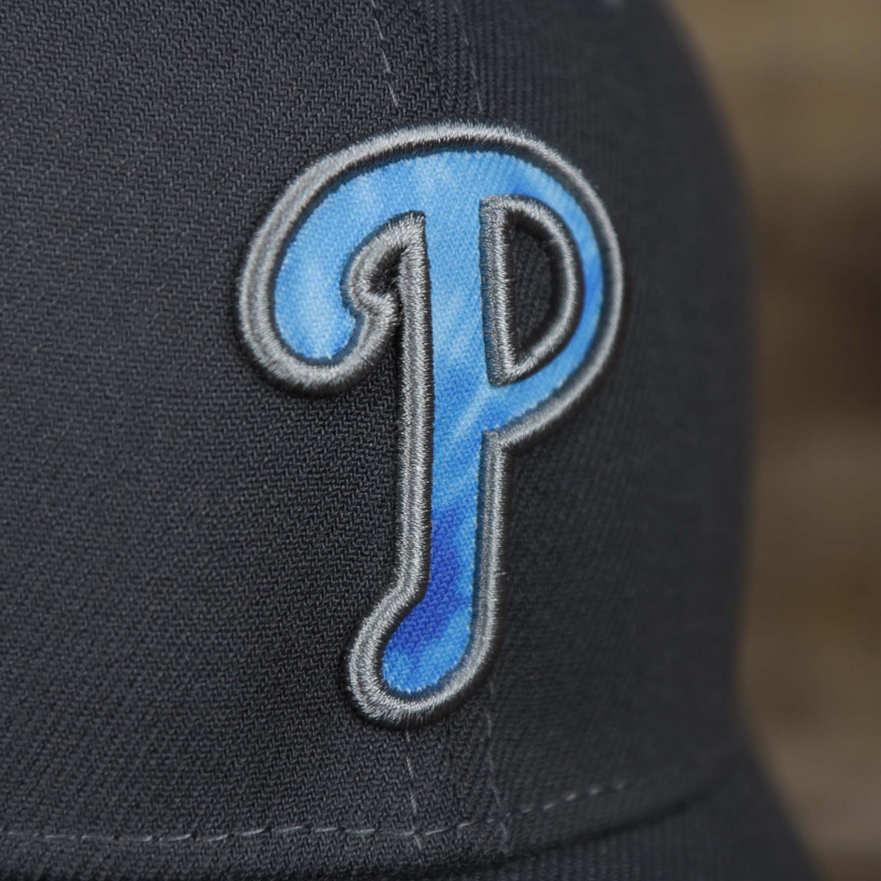 The logo on the Philadelphia Phillies 2022 Father's Day On-Field 39Thirty Flexfit Cap | Gray
