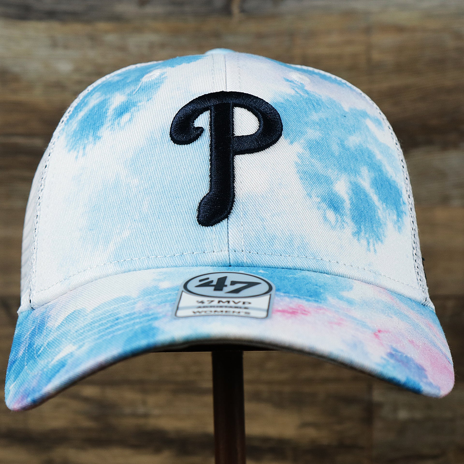 The front of the Women’s Philadelphia Phillies Tie Dye Print Gray Bottom Mesh Trucker Hat | White Mesh Snapback