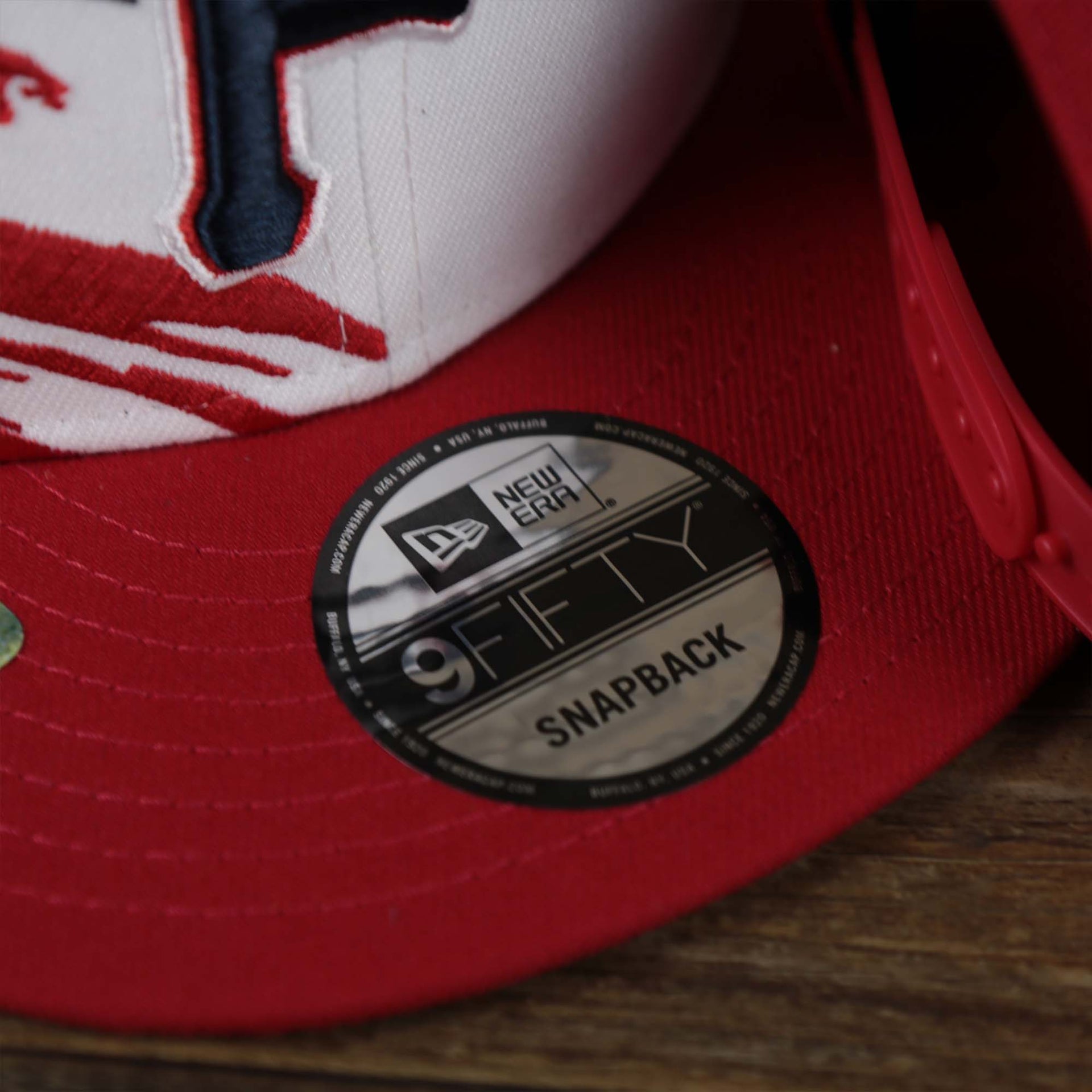 The 9Fifty Sticker on the Pittsburgh Pirates 2022 4th of July Stars And Stripes 9Fifty | New Era Navy OSFM