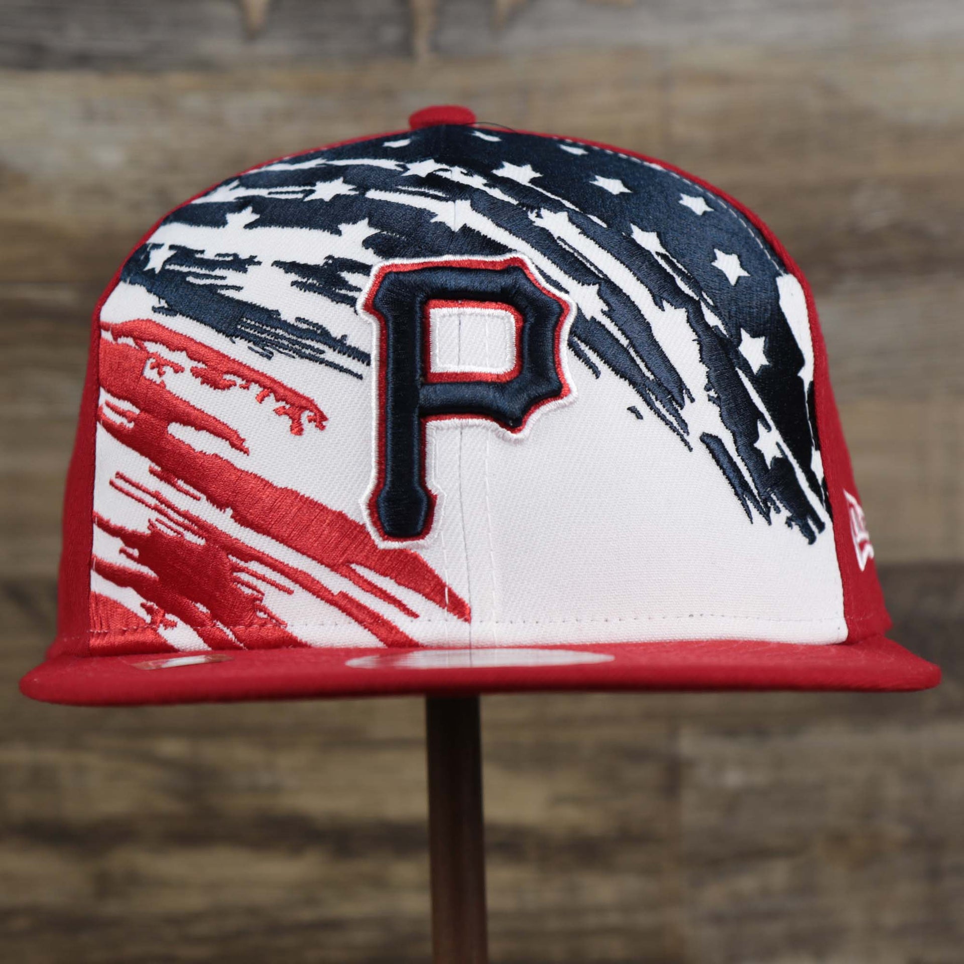 The front of the Pittsburgh Pirates 2022 4th of July Stars And Stripes 9Fifty | New Era Navy OSFM