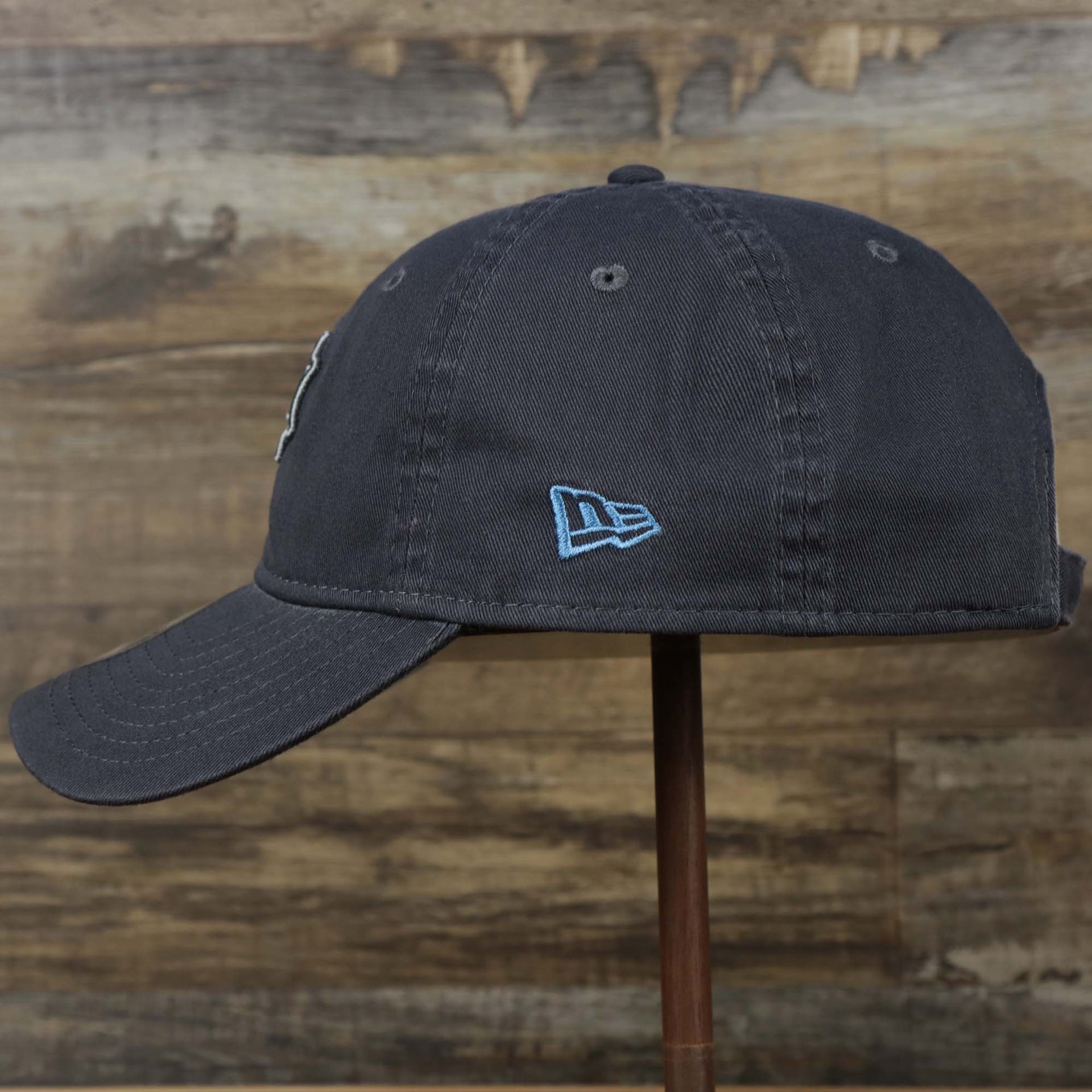 The wearer's left on the Pittsburgh Pirates 2022 Father's Day On-Field 9Twenty Dad Hat | Gray