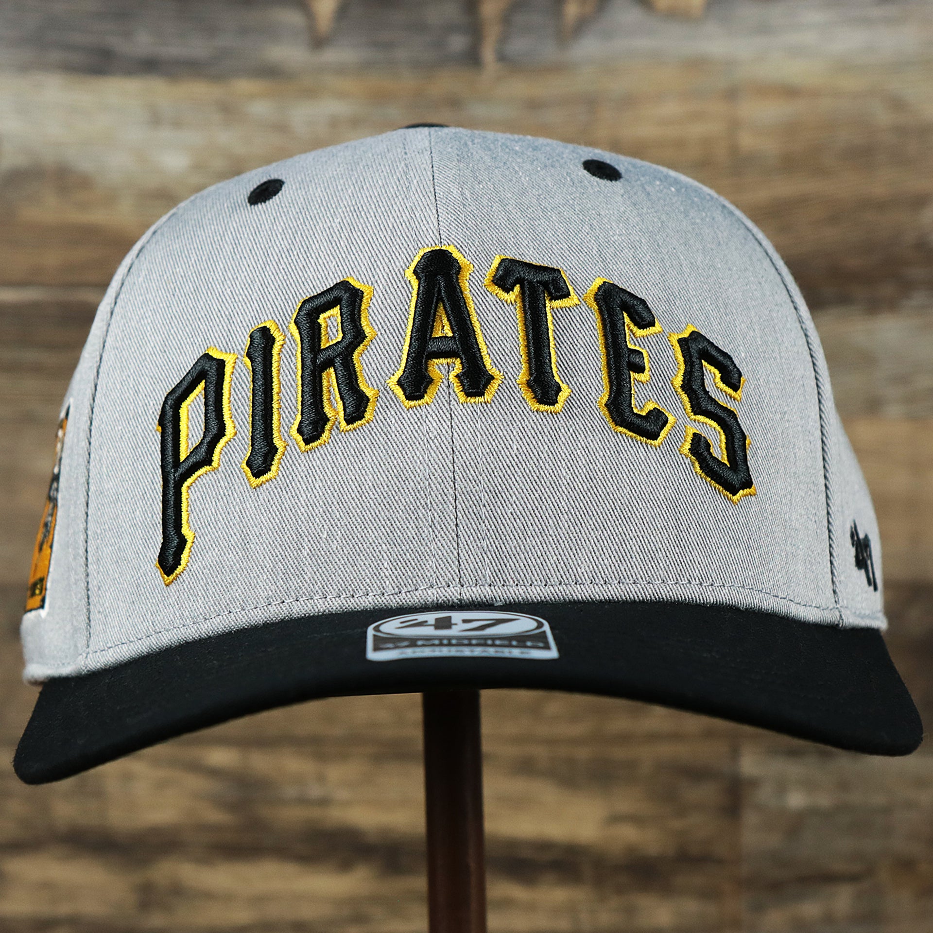 The front of the Cooperstown Pittsburgh Pirates Wordmark Green Bottom 1980s Logo Pirates Side Patch Dad Hat | Gray Dad Hat