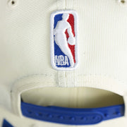 The adjustable strap on the Detroit Pistons NBA 2022 Draft Gray Bottom 9Fifty Snapback | New Era Cream/Royal Blue
