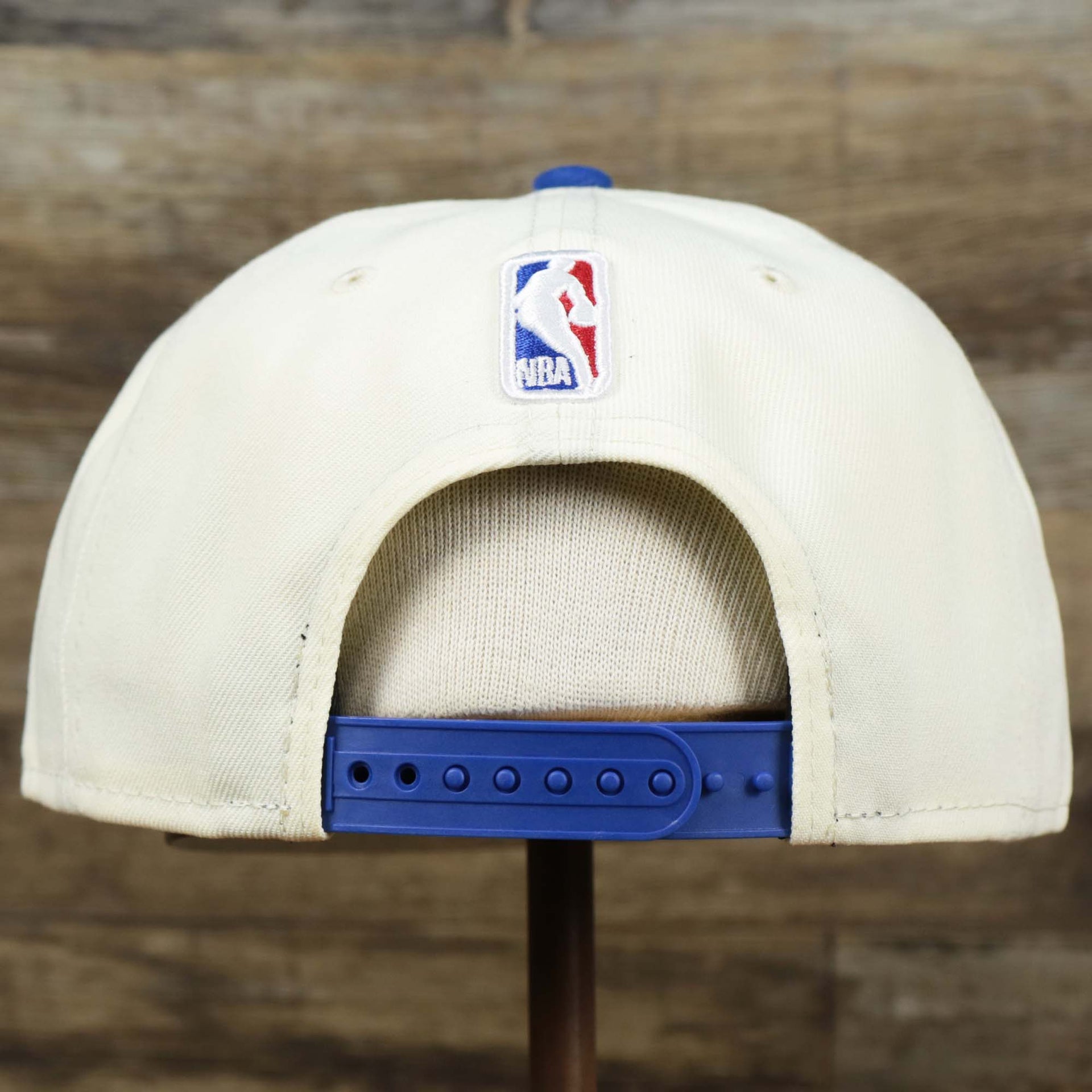 The backside of the Detroit Pistons NBA 2022 Draft Gray Bottom 9Fifty Snapback | New Era Cream/Royal Blue