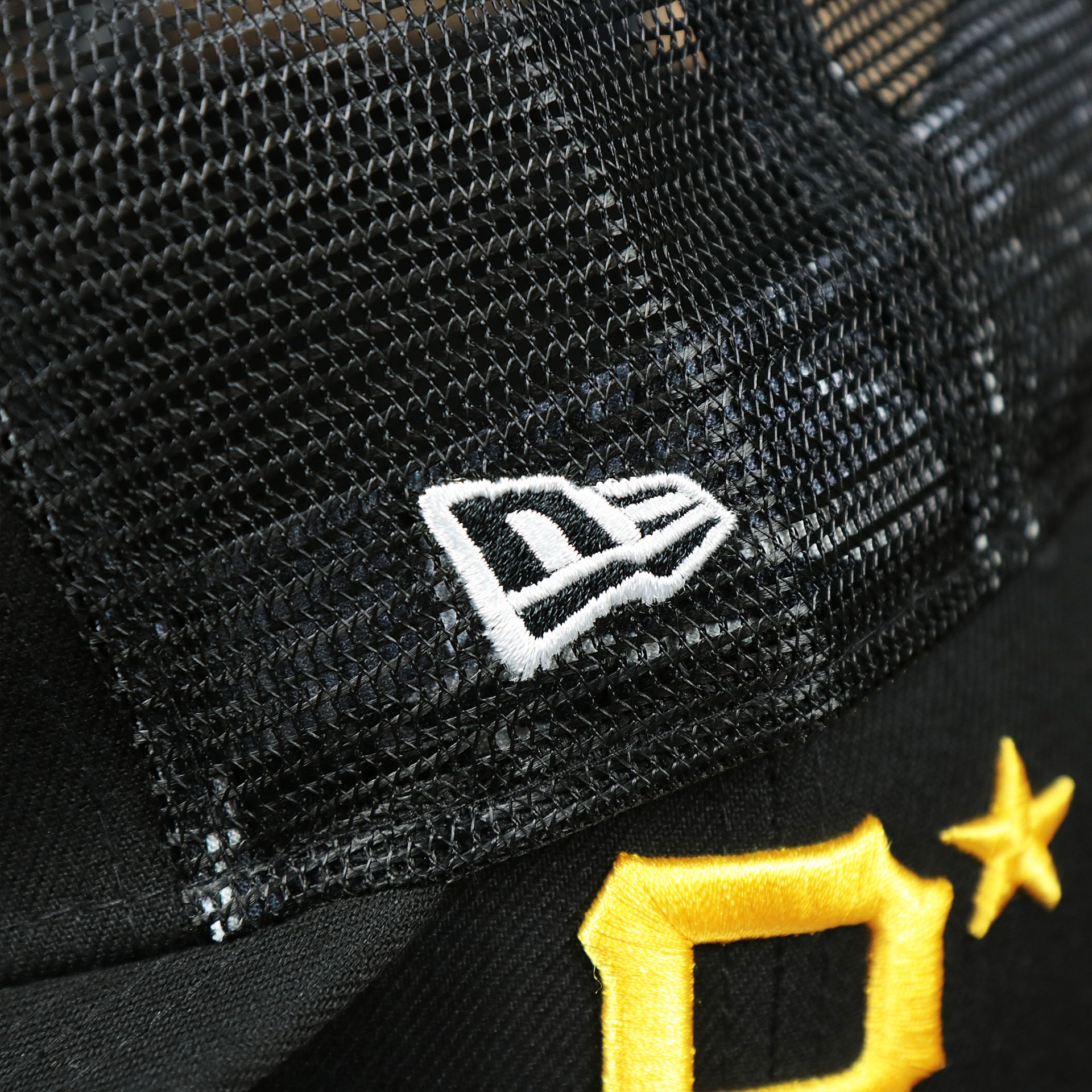 The New Era Logo on the Pittsburgh Pirates Metallic All Star Game MLB 2022 Side Patch 9Fifty Mesh Snapback | ASG 2022 Black Trucker Hat