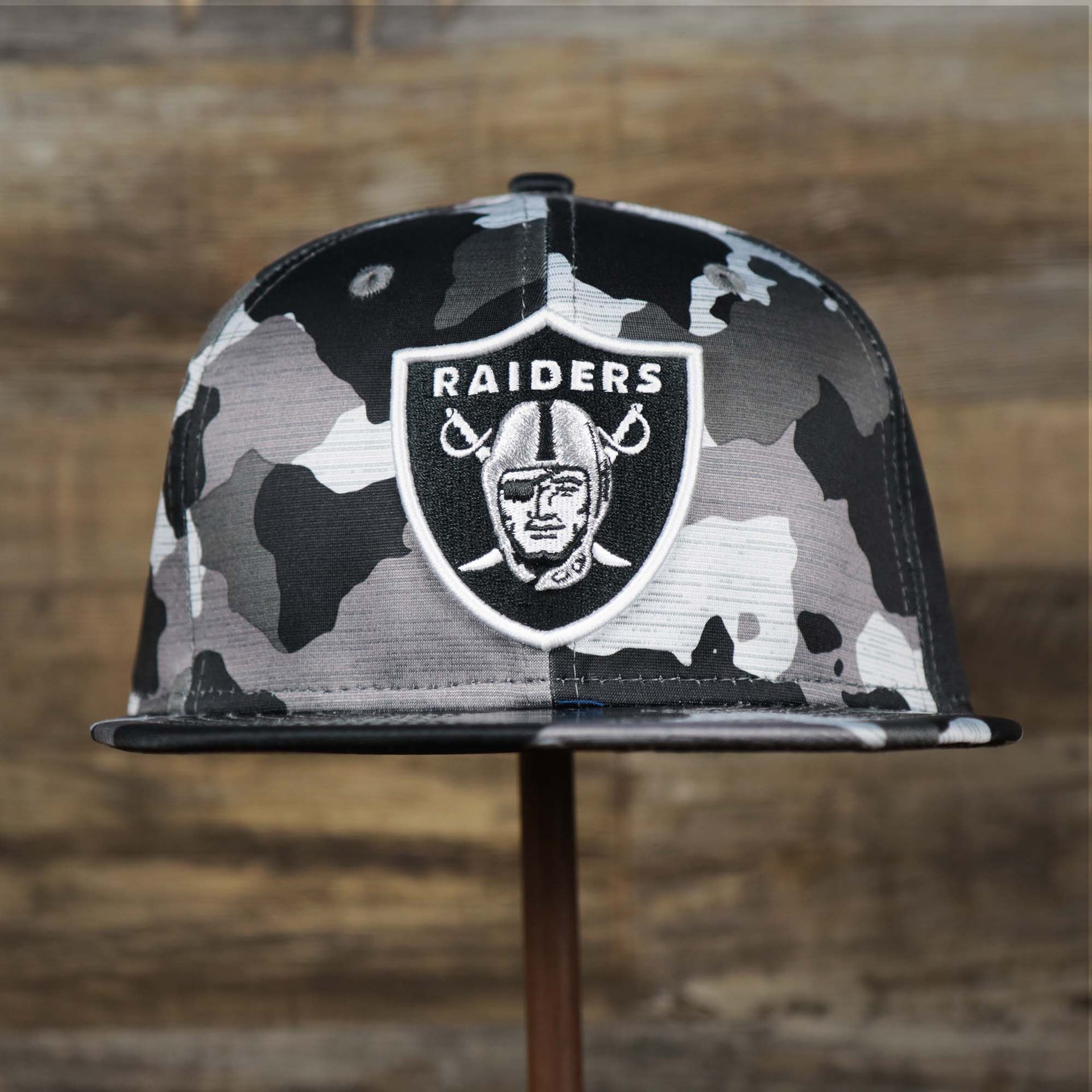 The front of the Los Angeles Raiders NFL OnField Summer Training 2022 Camo 9Fifty Snapback | Black Camo 9Fifty