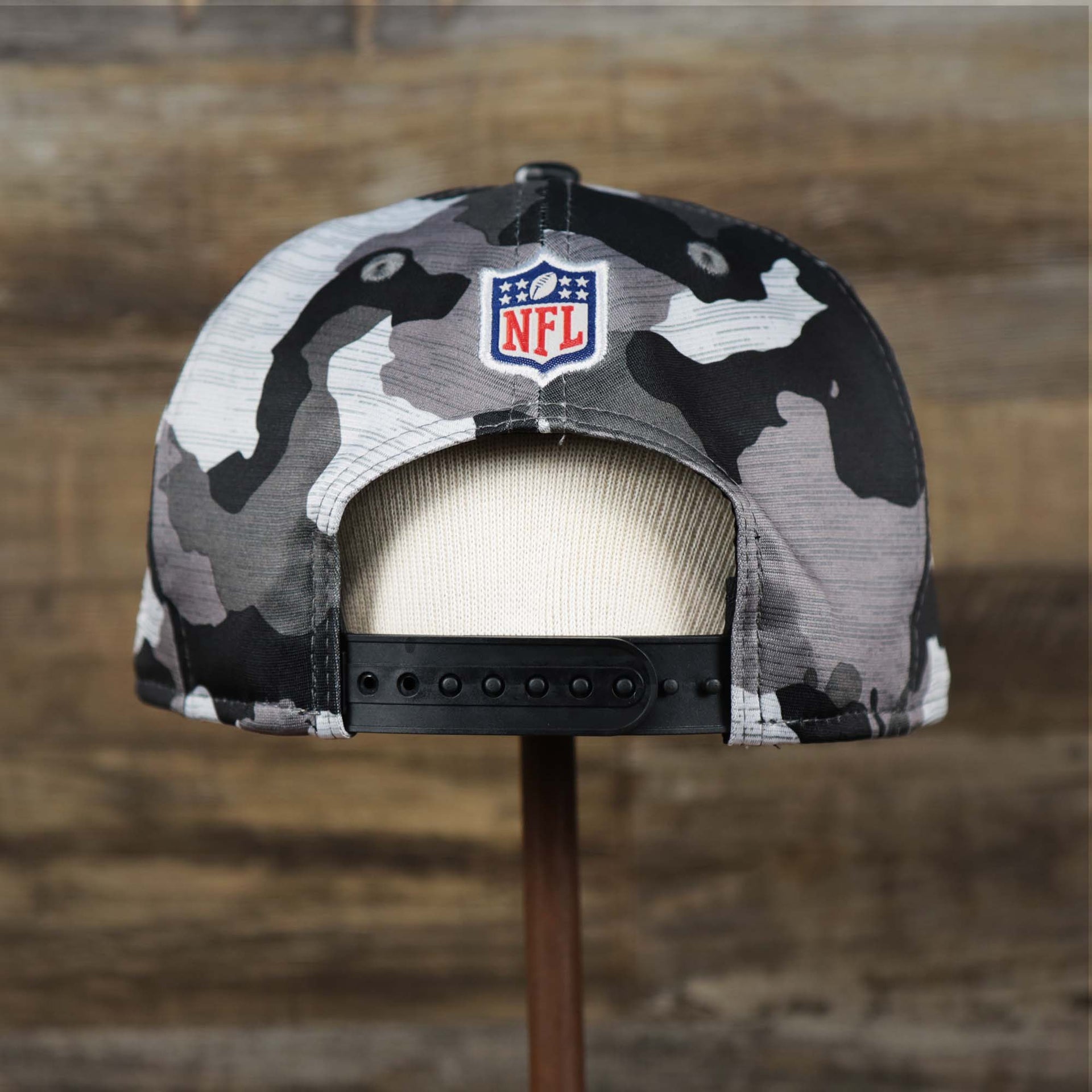The backside of the Los Angeles Raiders NFL OnField Summer Training 2022 Camo 9Fifty Snapback | Black Camo 9Fifty