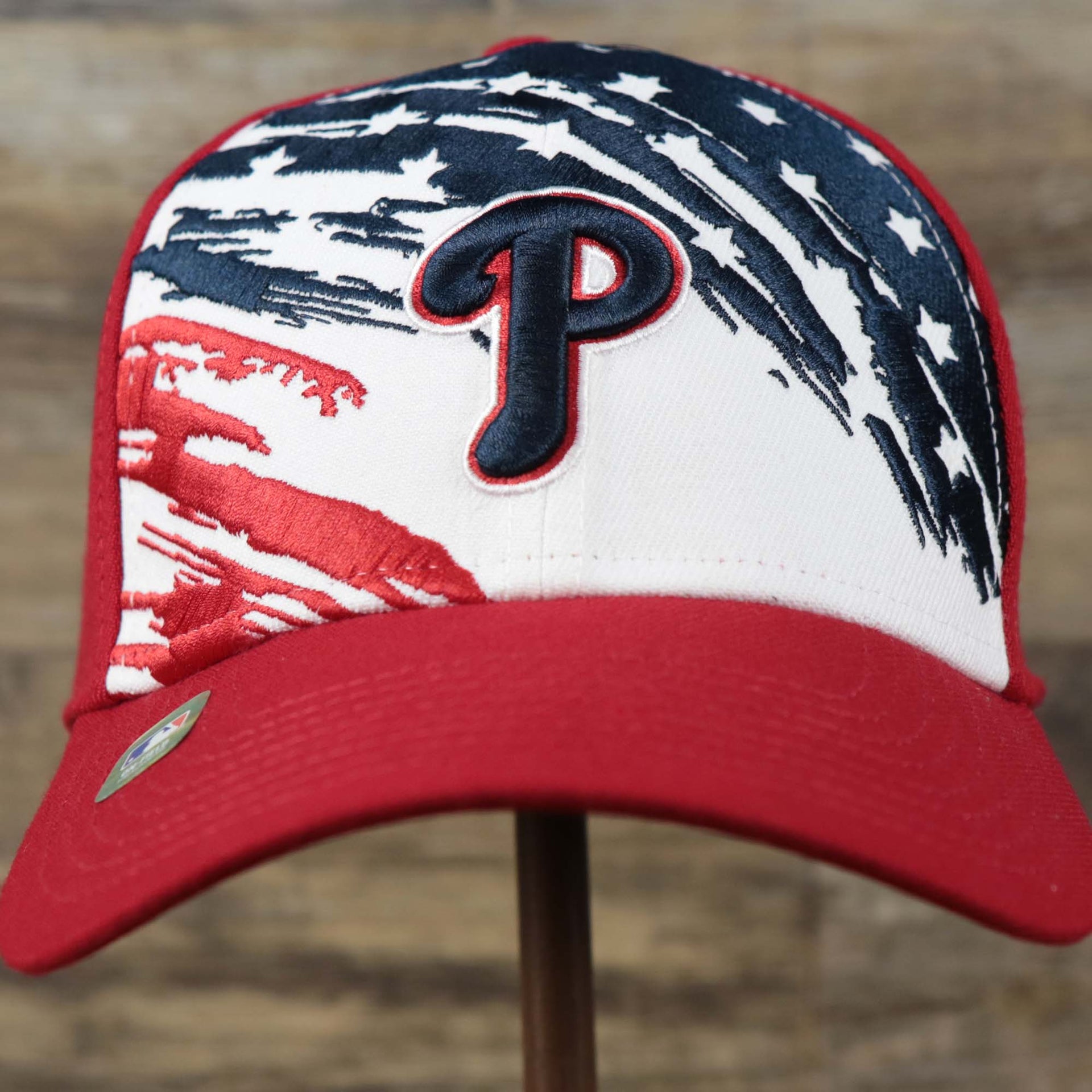 The front of the Philadelphia Phillies 2022 4th of July Stars And Stripes 39Thirty | New Era Navy OSFM