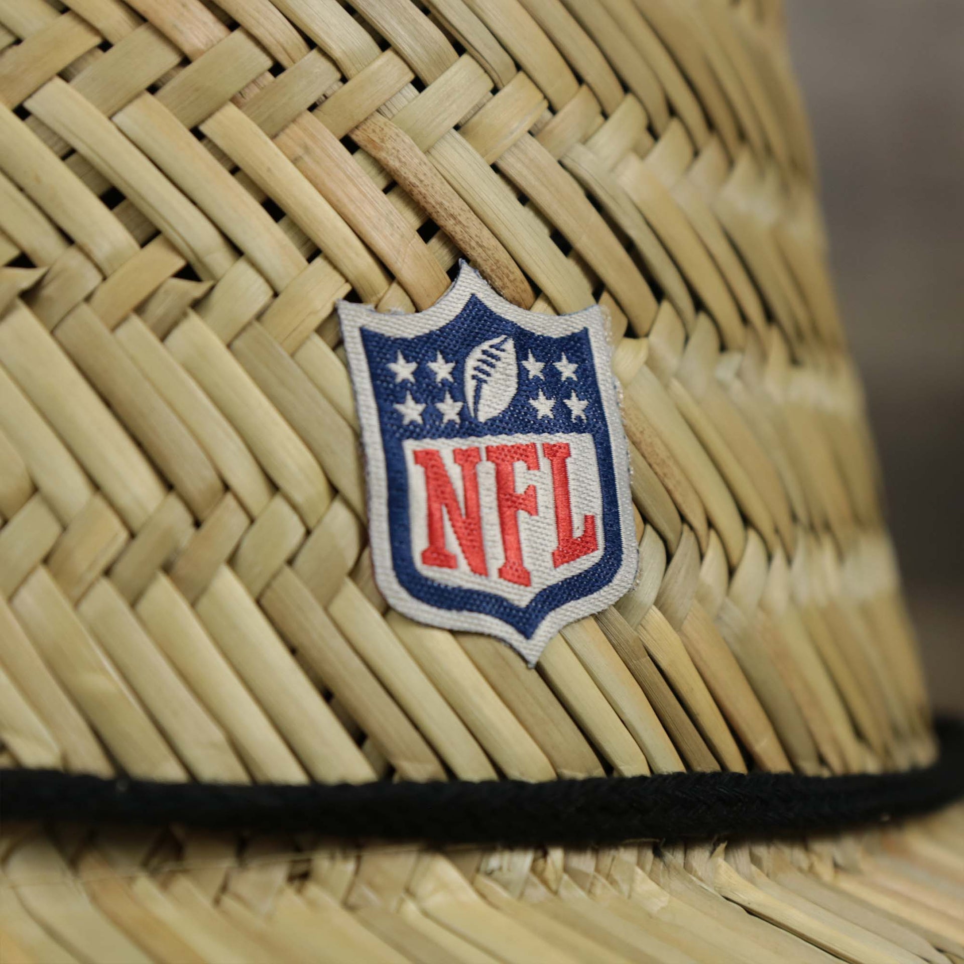 The NFL Logo Patch on the Pittsburgh Steelers On Field 2020/2021 Summer Training Straw Hat | New Era OSFM