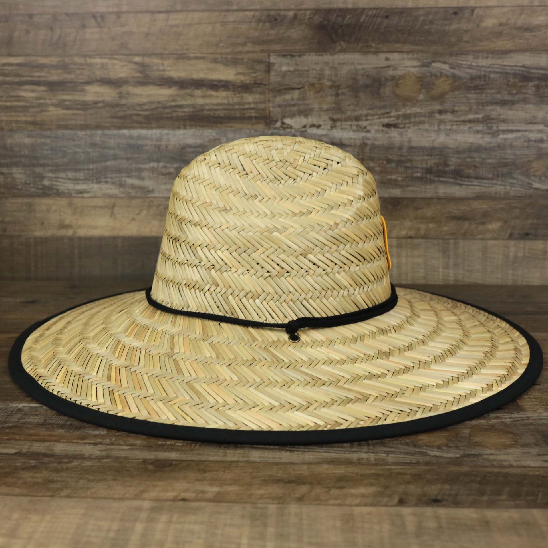 The wearer's right on the Pittsburgh Steelers On Field 2020/2021 Summer Training Straw Hat | New Era OSFM