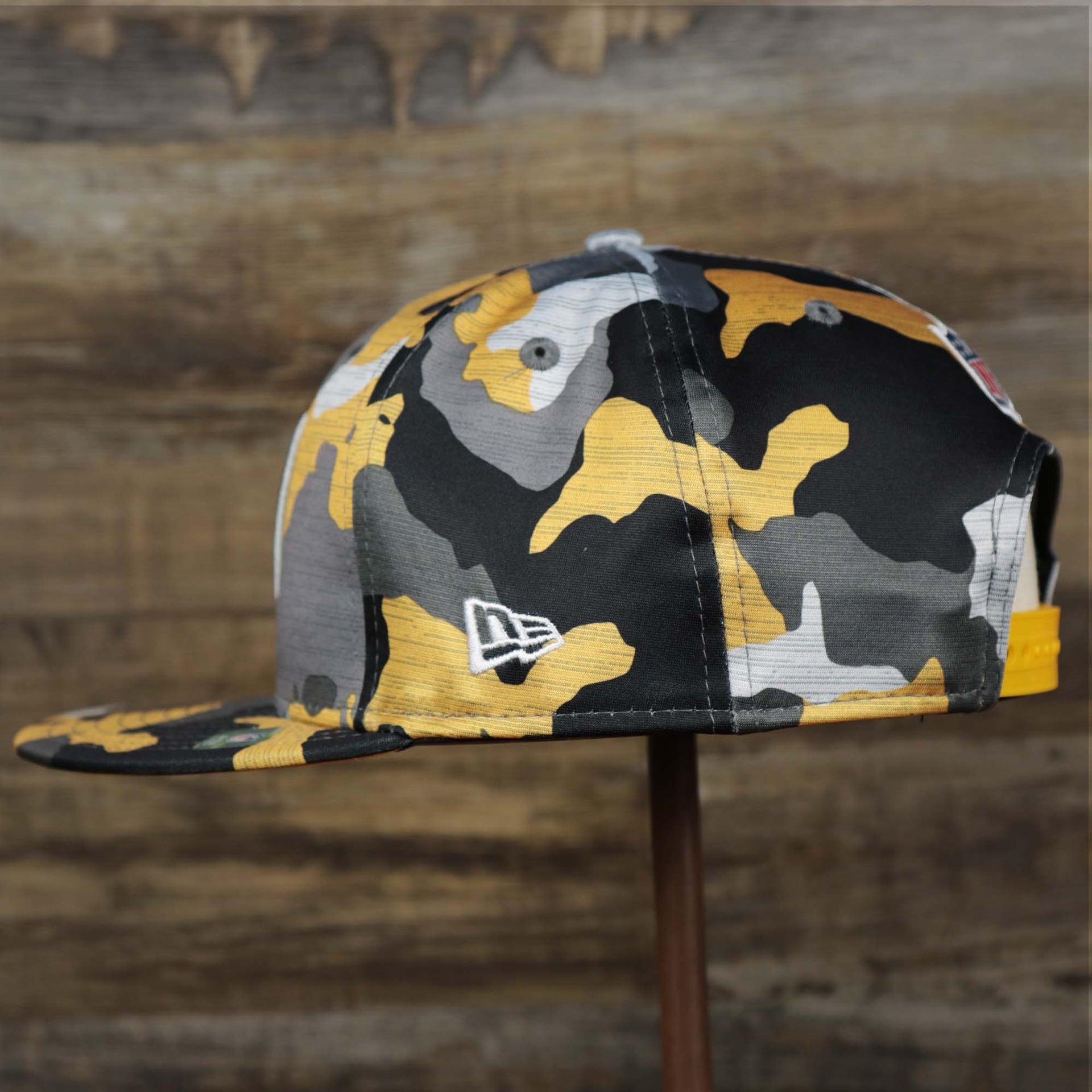 The Wearer's Left on the Pittsburgh Steelers NFL OnField Summer Training 2022 Camo 9Fifty Snapback | Yellow Camo 9Fifty