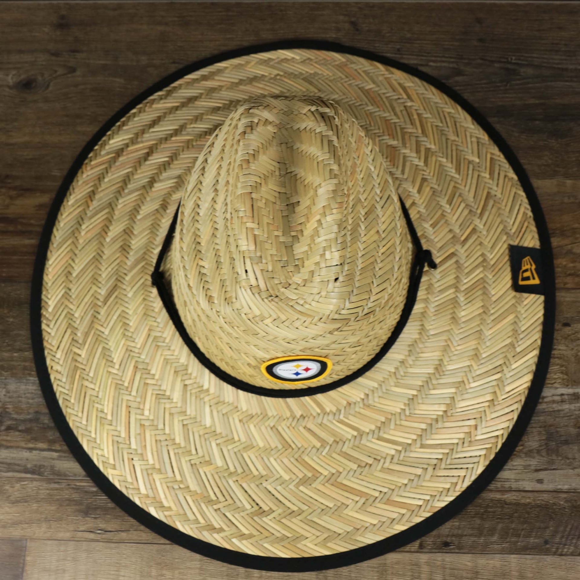 A overhead shot on the Pittsburgh Steelers On Field 2020/2021 Summer Training Straw Hat | New Era OSFM