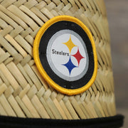 The Steelers logo on the Pittsburgh Steelers On Field 2020/2021 Summer Training Straw Hat | New Era OSFM