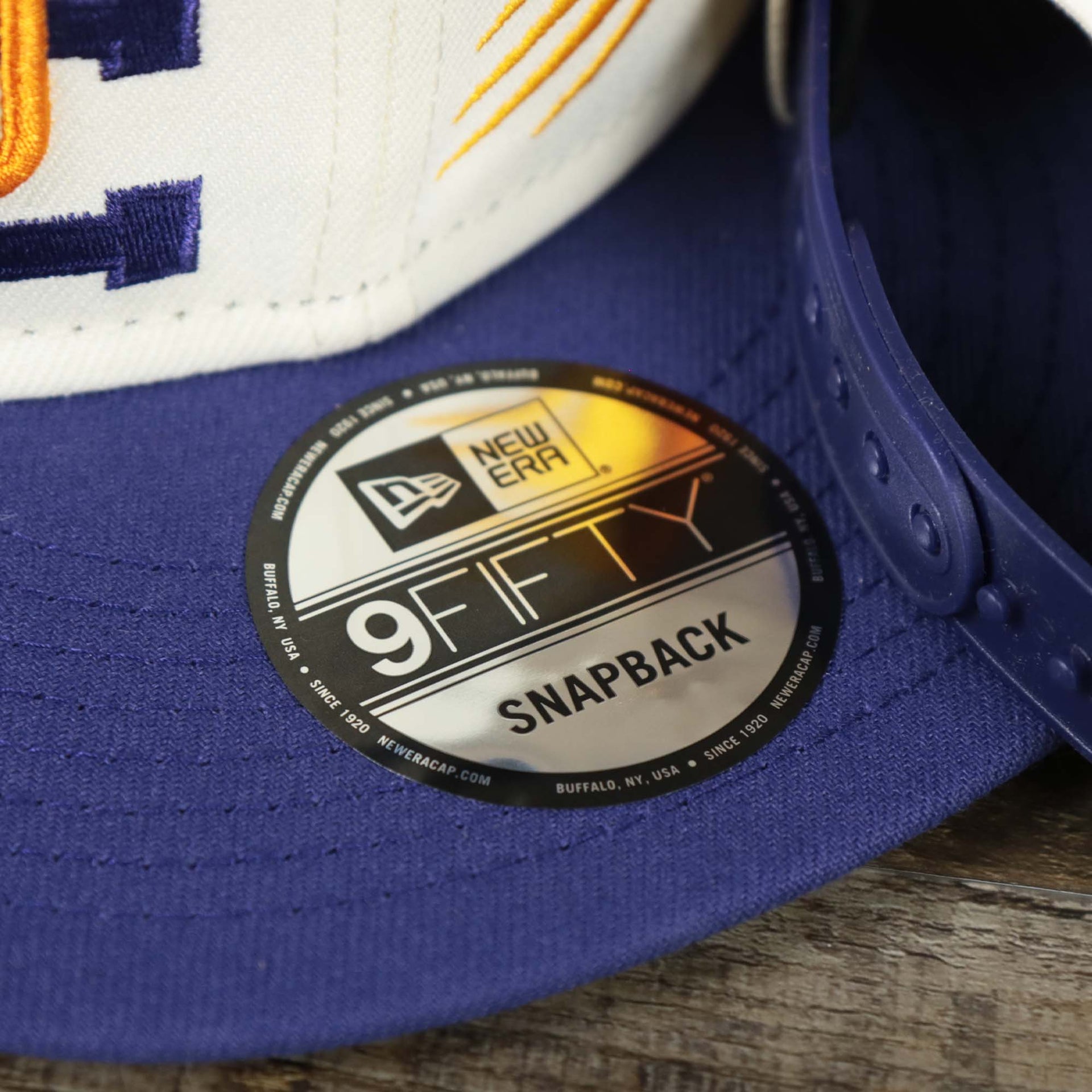 The 9Fifty Sticker on the Phoenix Suns NBA 2022 Draft Gray Bottom 9Fifty Snapback | New Era Cream/Purple