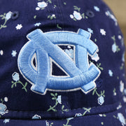 The Tar Heels Logo on the Women’s North Carolina Tar Heels All Over Micro Floral Print 9Twenty Dad hat | Navy Blue 9Twenty Hat