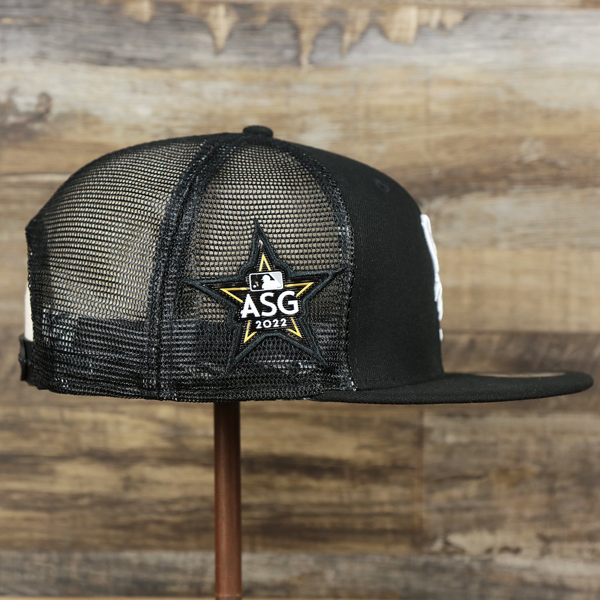 The wearer's right on the Chicago White Sox Metallic All Star Game MLB 2022 Side Patch 9Fifty Mesh Snapback | ASG 2022 Black Trucker Hat