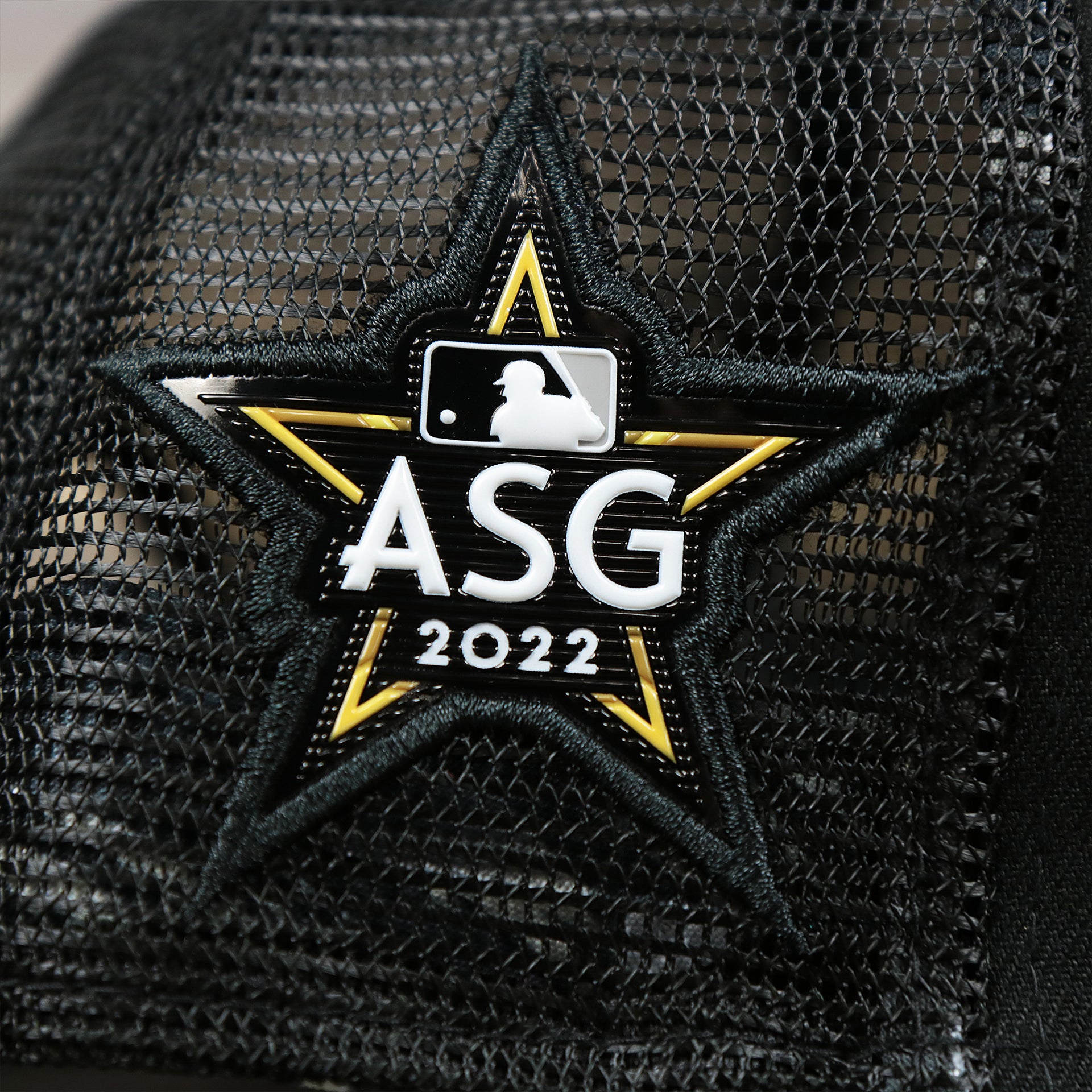 The ASG 2022 Side Patch on the Chicago White Sox Metallic All Star Game MLB 2022 Side Patch 9Fifty Mesh Snapback | ASG 2022 Black Trucker Hat