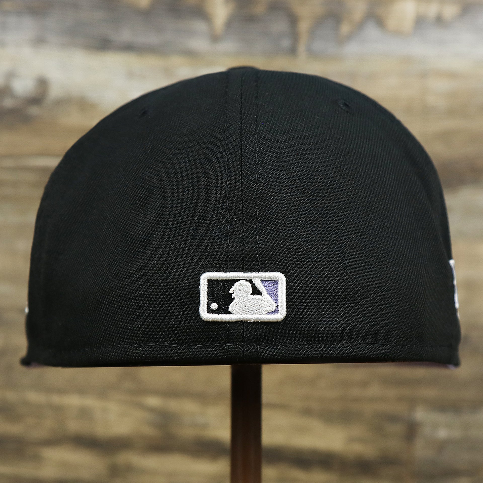 The backside of the Chicago White Sox Pop Sweat Pastel World Series Side Patch Fitted Cap With Purple Undervisor | Black 59Fifty Cap