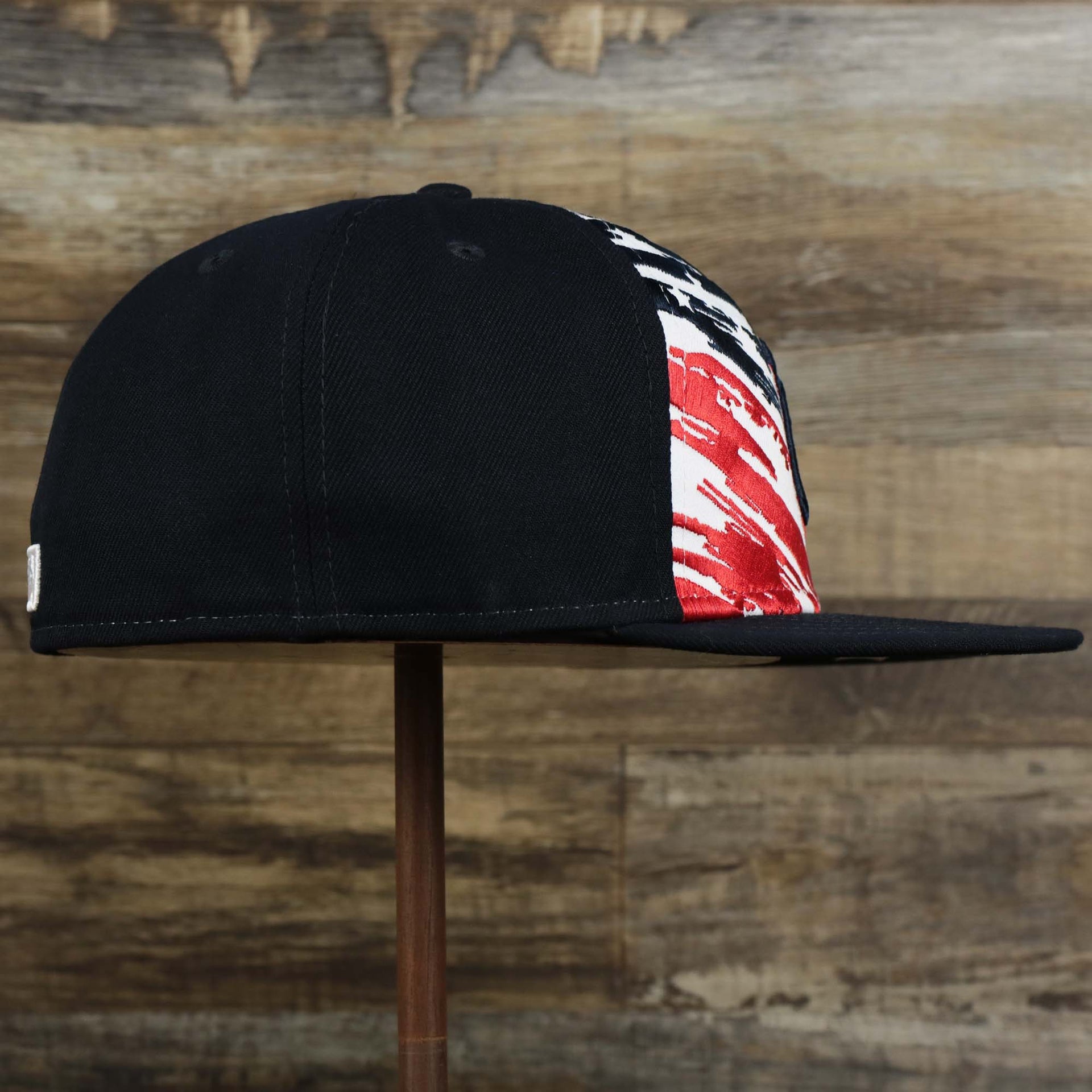 The wearer's right on the Stars And Stripes New York Yankees 4th of July 9Fifty | New Era Navy OSFM