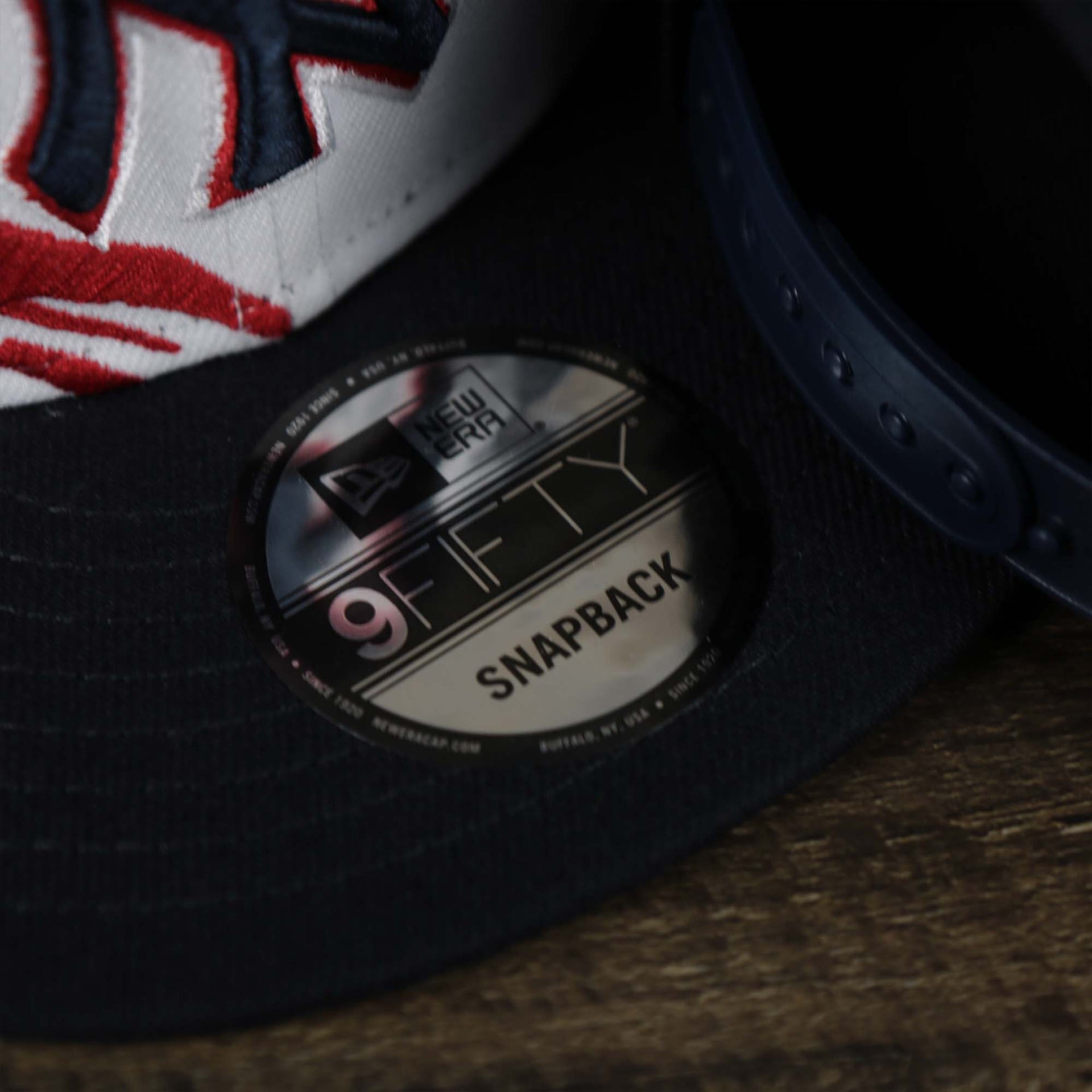 The 9Fifty Sticker on the New York Yankees 2022 4th of July Stars And Stripes 9Fifty | New Era Navy OSFM