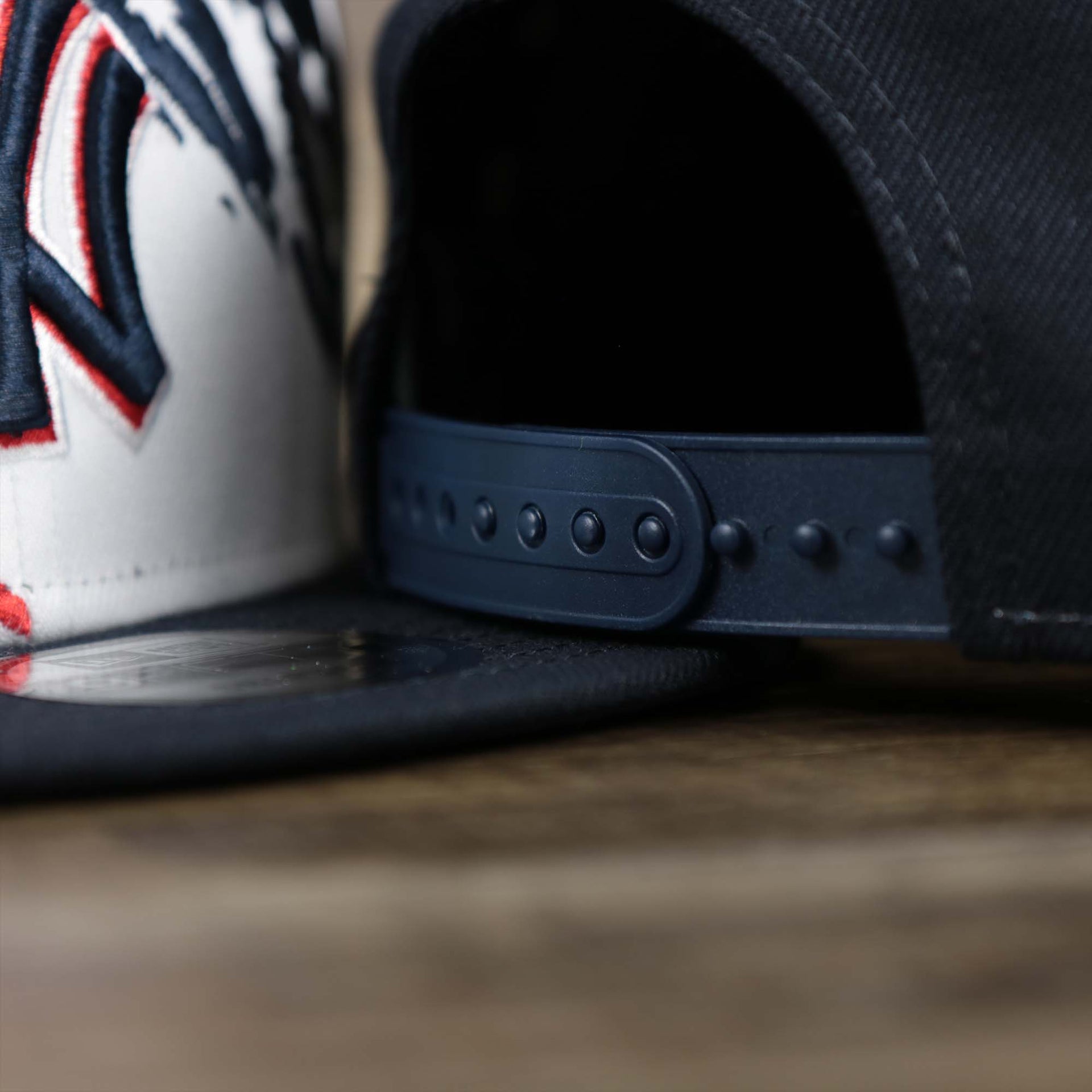 The black adjustable strap on the New York Yankees 2022 4th of July Stars And Stripes 9Fifty | New Era Navy OSFM