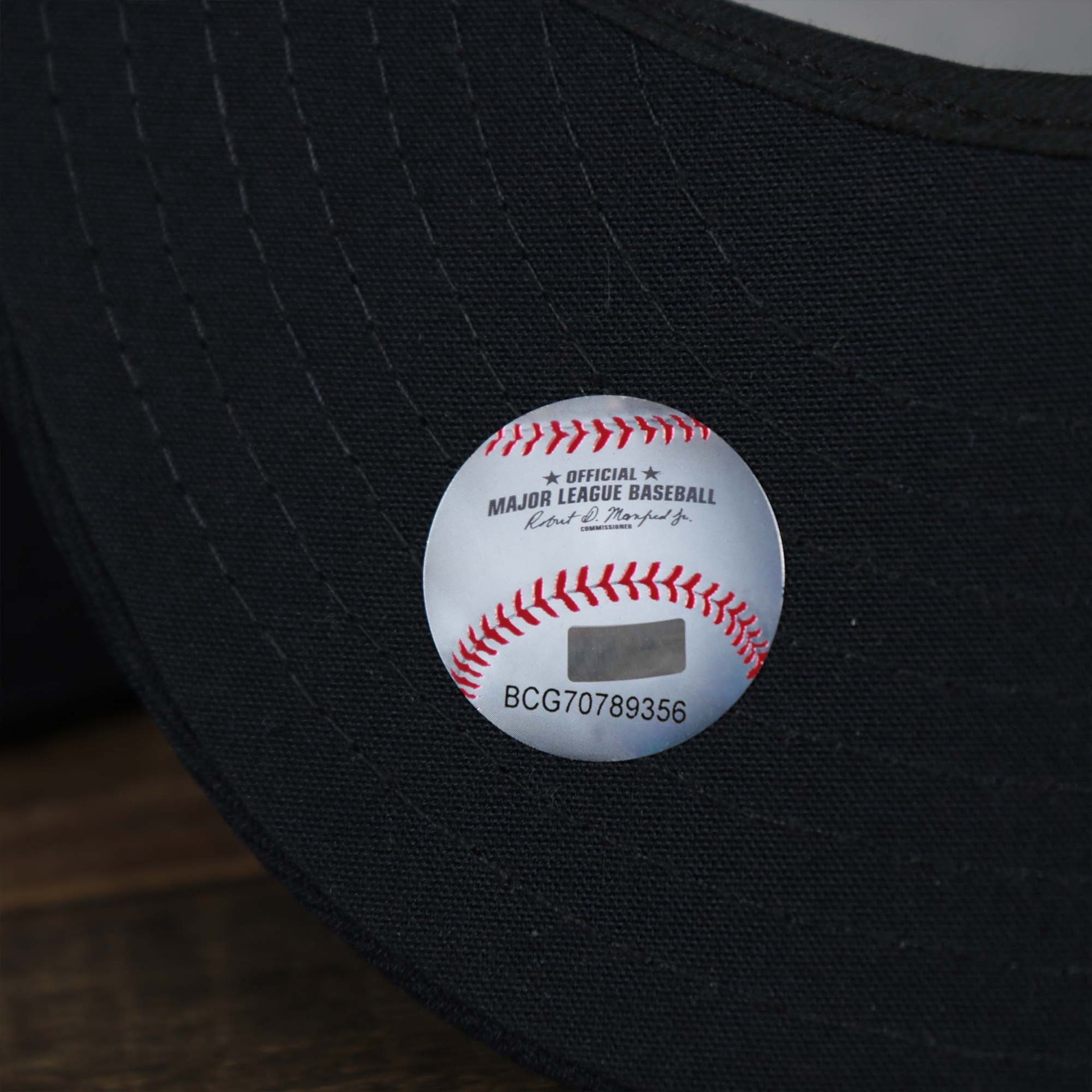 The MLB Sticker on the New York Yankees 2022 4th of July Stars And Stripes 9Fifty | New Era Navy OSFM