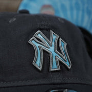 The logo on the New York Yankees 2022 Father's Day On-Field 9Twenty Dad Hat | Gray