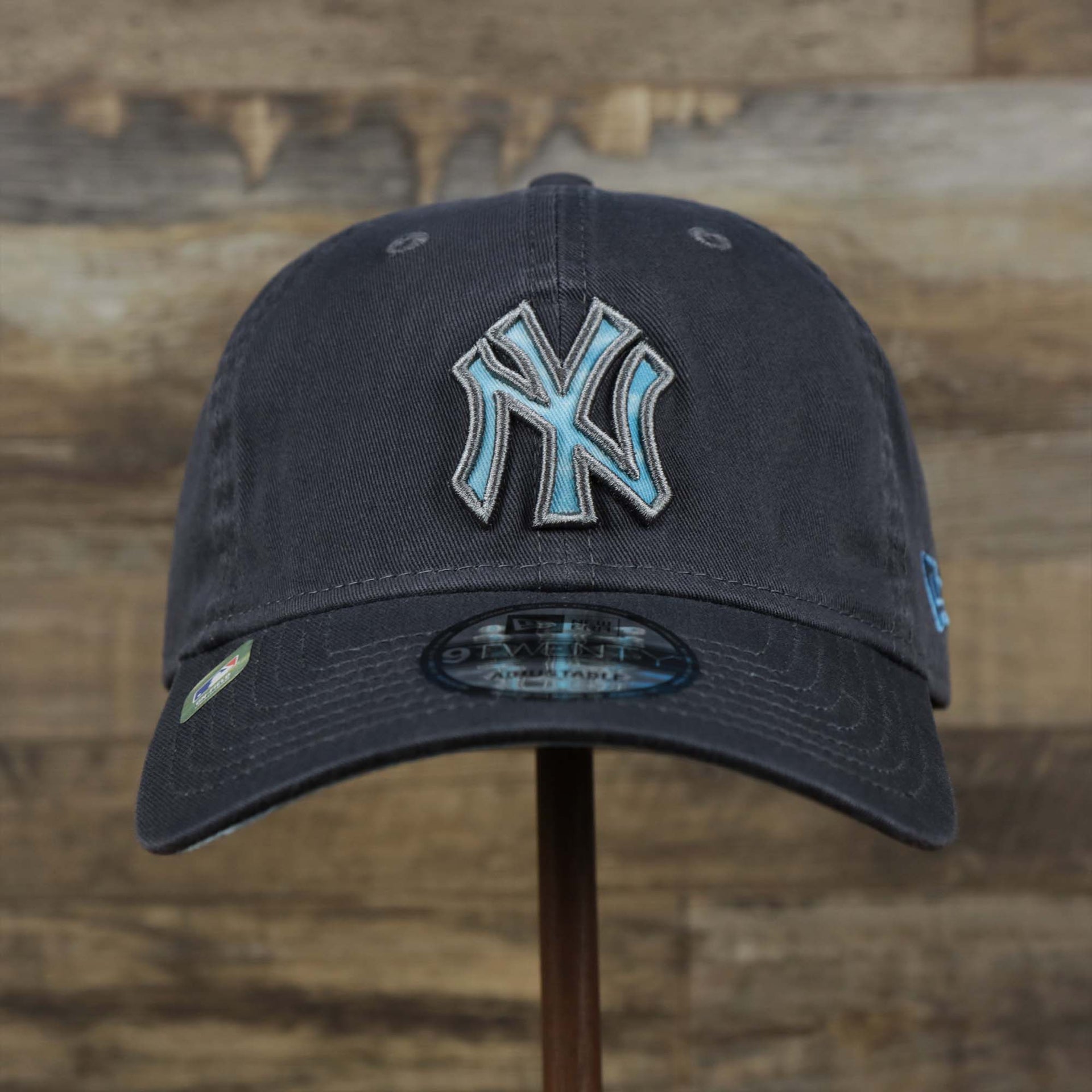 The front of the New York Yankees 2022 Father's Day On-Field 9Twenty Dad Hat | Gray