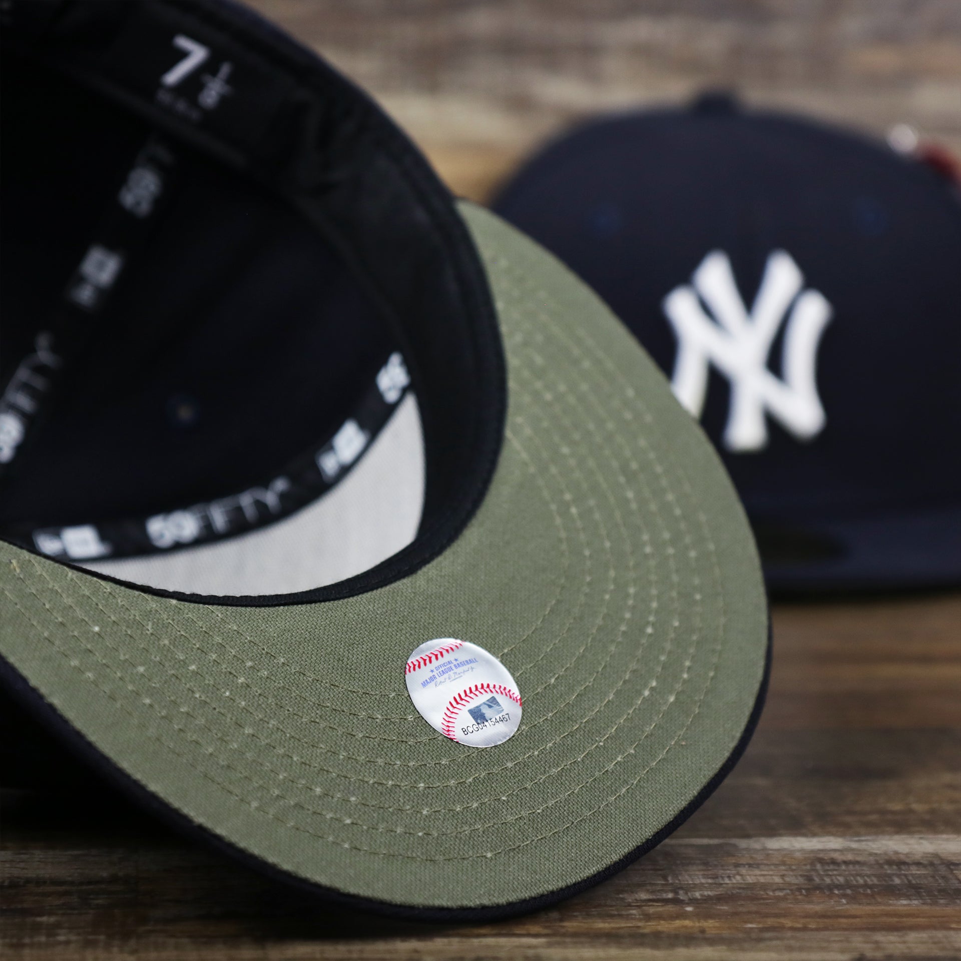 The undrevisor on the New York Yankees Alpha Industries Side Patch Army Green Undervisor 59FIfty Fitted Cap With Hangtag | Navy Blue 59FIfty Cap