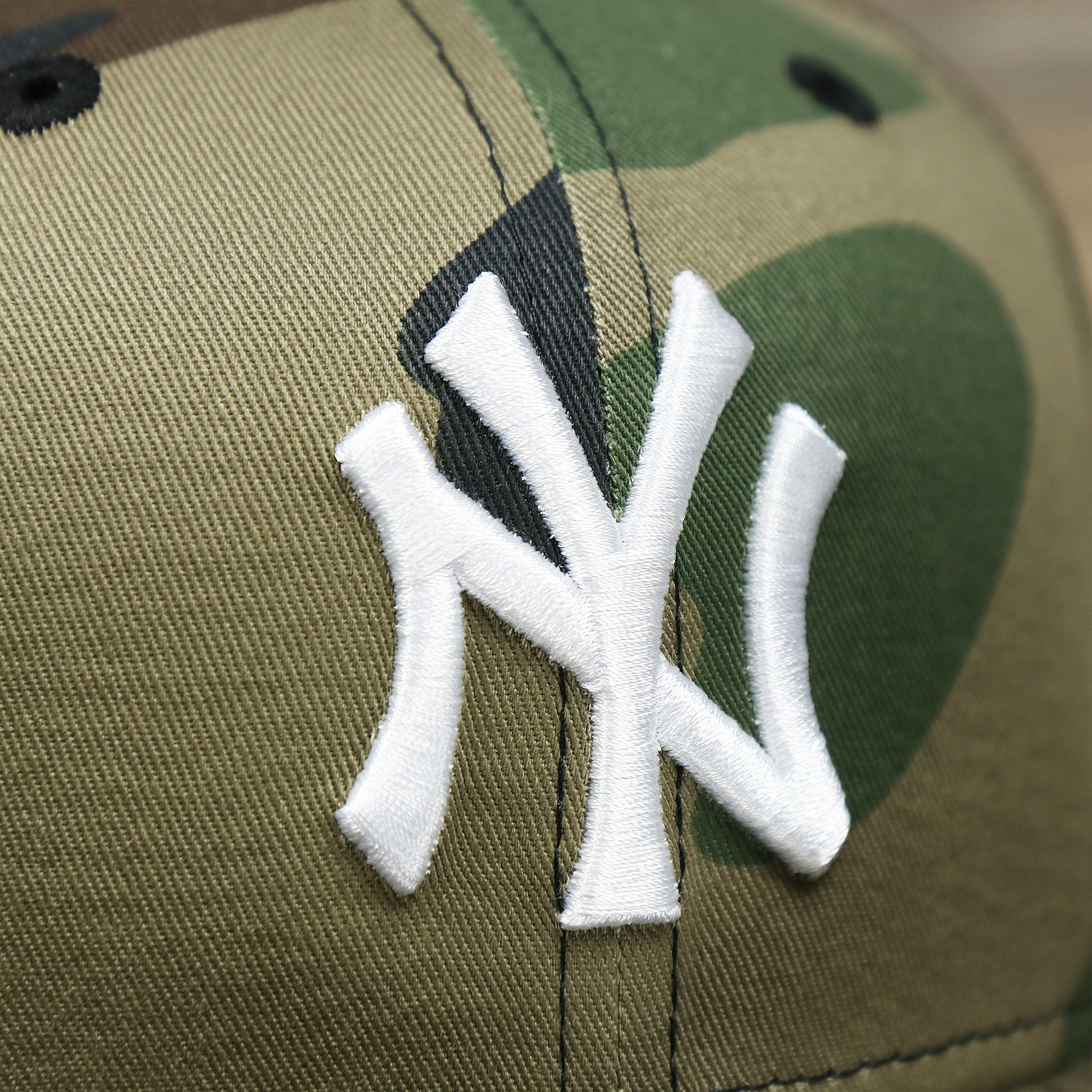 The Yankees Logo on the New York Yankees Gray Bottom Camo 9Fifty Snapback | Camo 9Fifty Cap