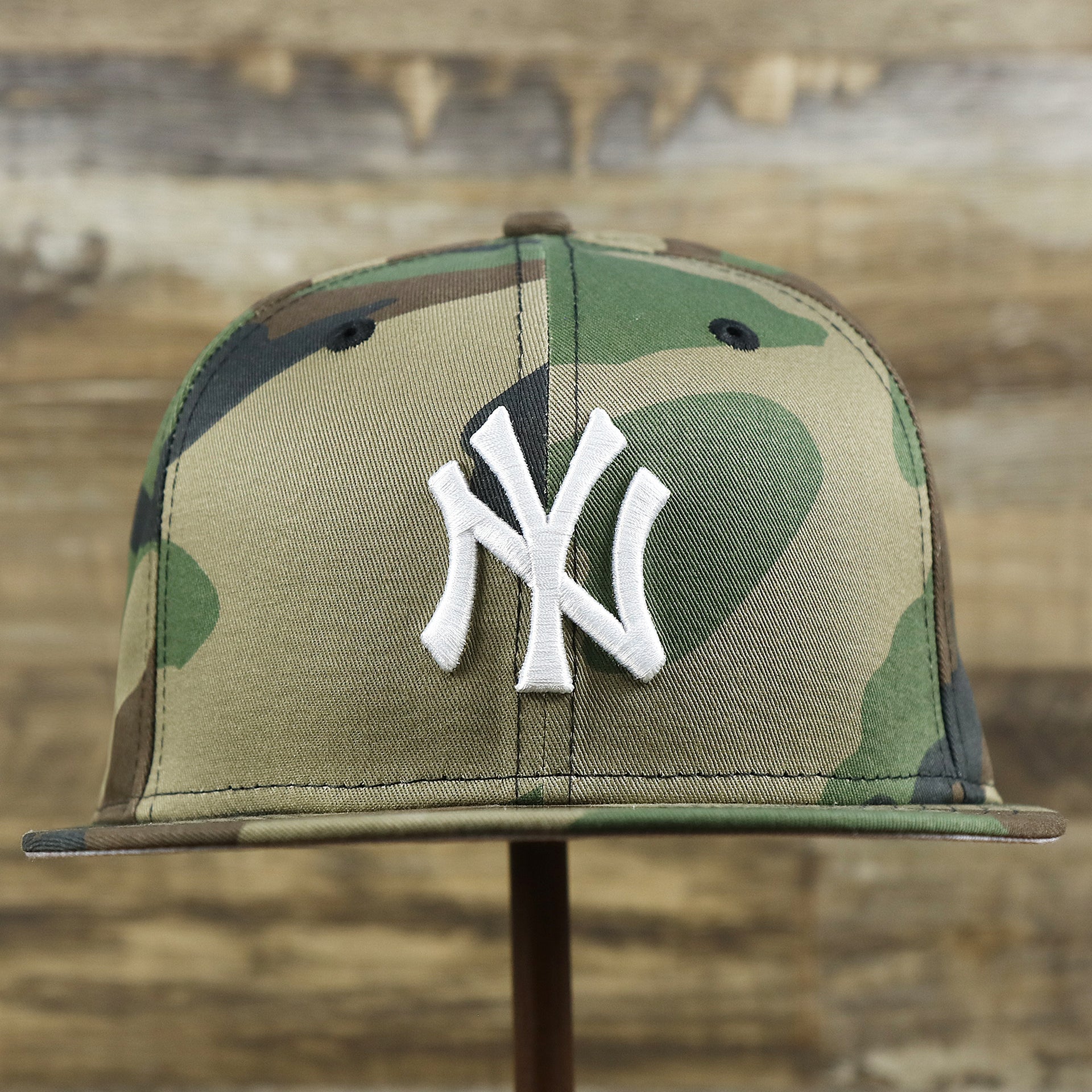 The front of the New York Yankees Gray Bottom Camo 9Fifty Snapback | Camo 9Fifty Cap