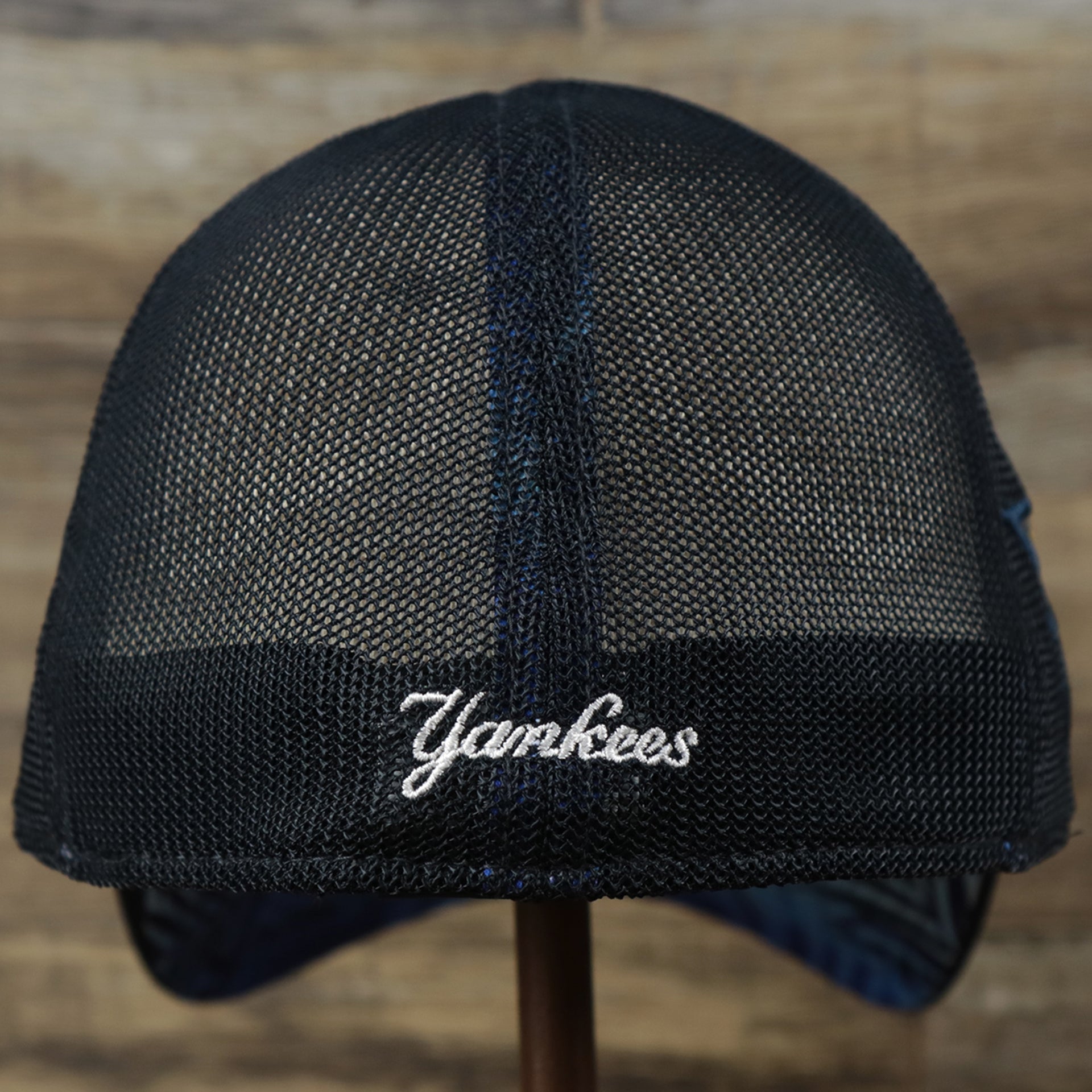 The backside of the New York Yankees Metallic All Star Game MLB 2022 Side Patch 39Thirty Mesh FlexFit Cap | ASG 2022 Navy Blue 39Thirty Cap