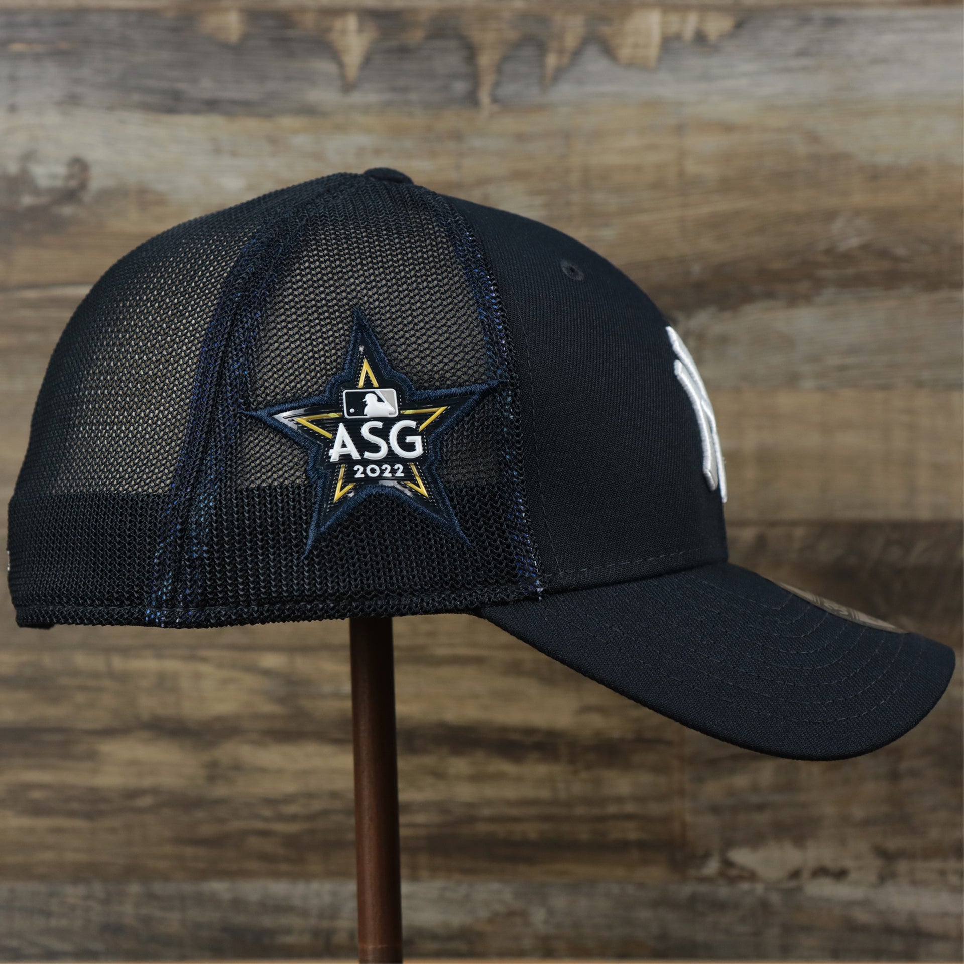 The wearer's right on the New York Yankees Metallic All Star Game MLB 2022 Side Patch 39Thirty Mesh FlexFit Cap | ASG 2022 Navy Blue 39Thirty Cap