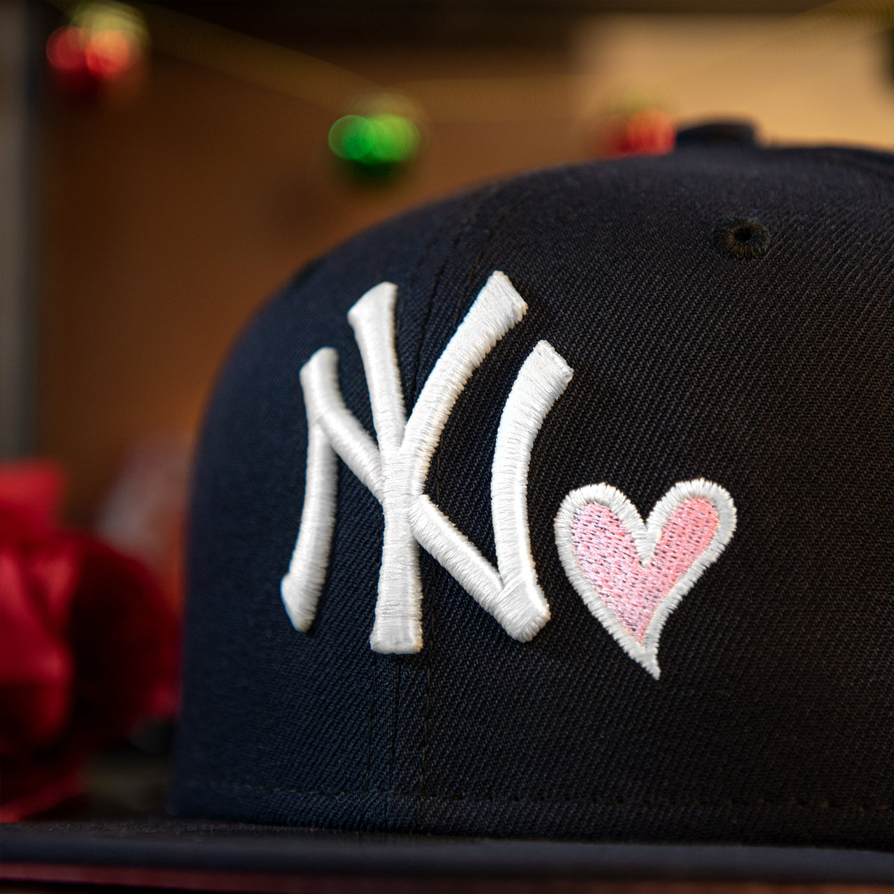 yankees logo on the New York Yankees Glow In The Dark 1996 World Series Heart Pink Bottom Side Patch 59Fifty Fitted Cap