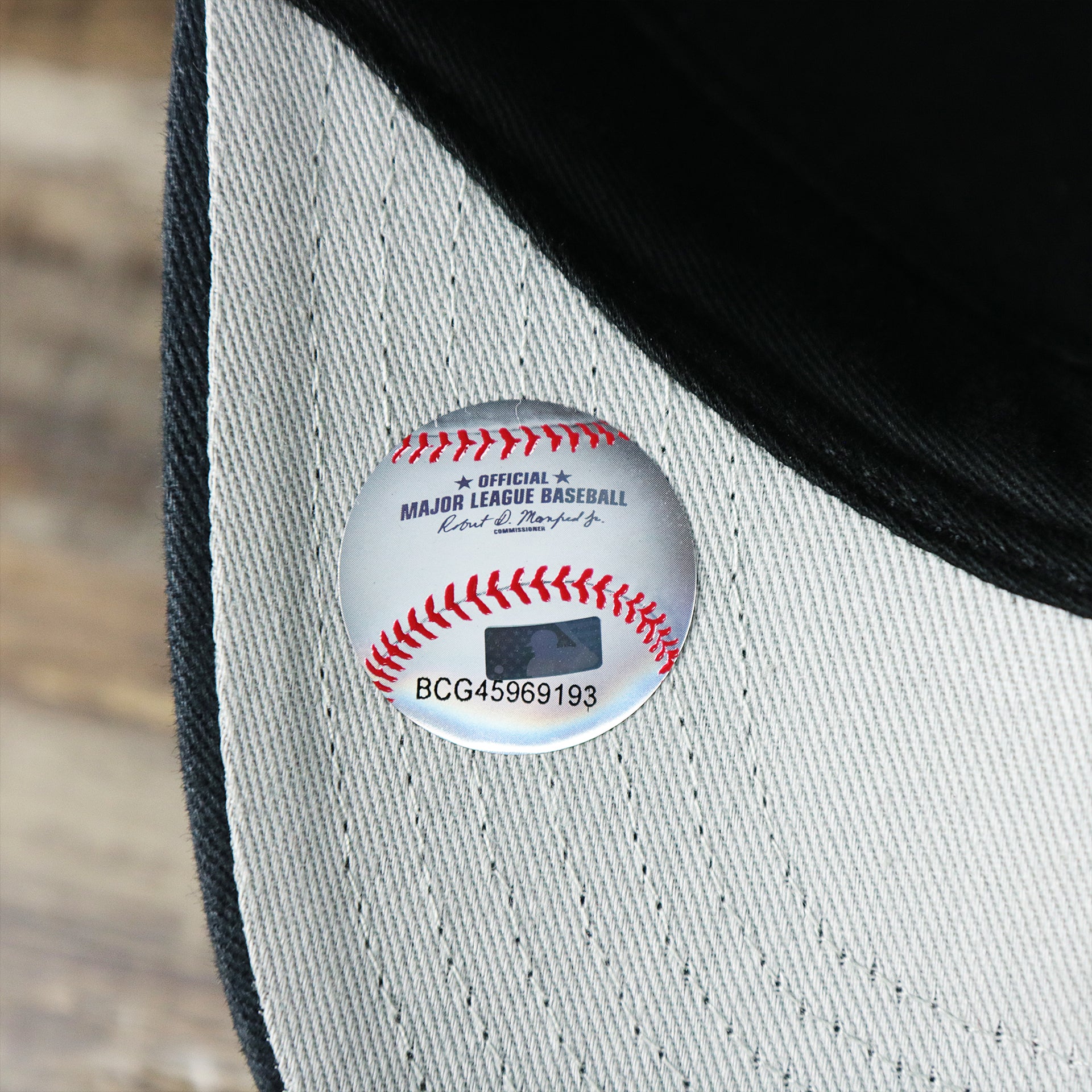 The MLB Baseball Sticker on the Toddler New York Yankees Gray Bottom Dad Hat | Navy Toddler Dad Hat