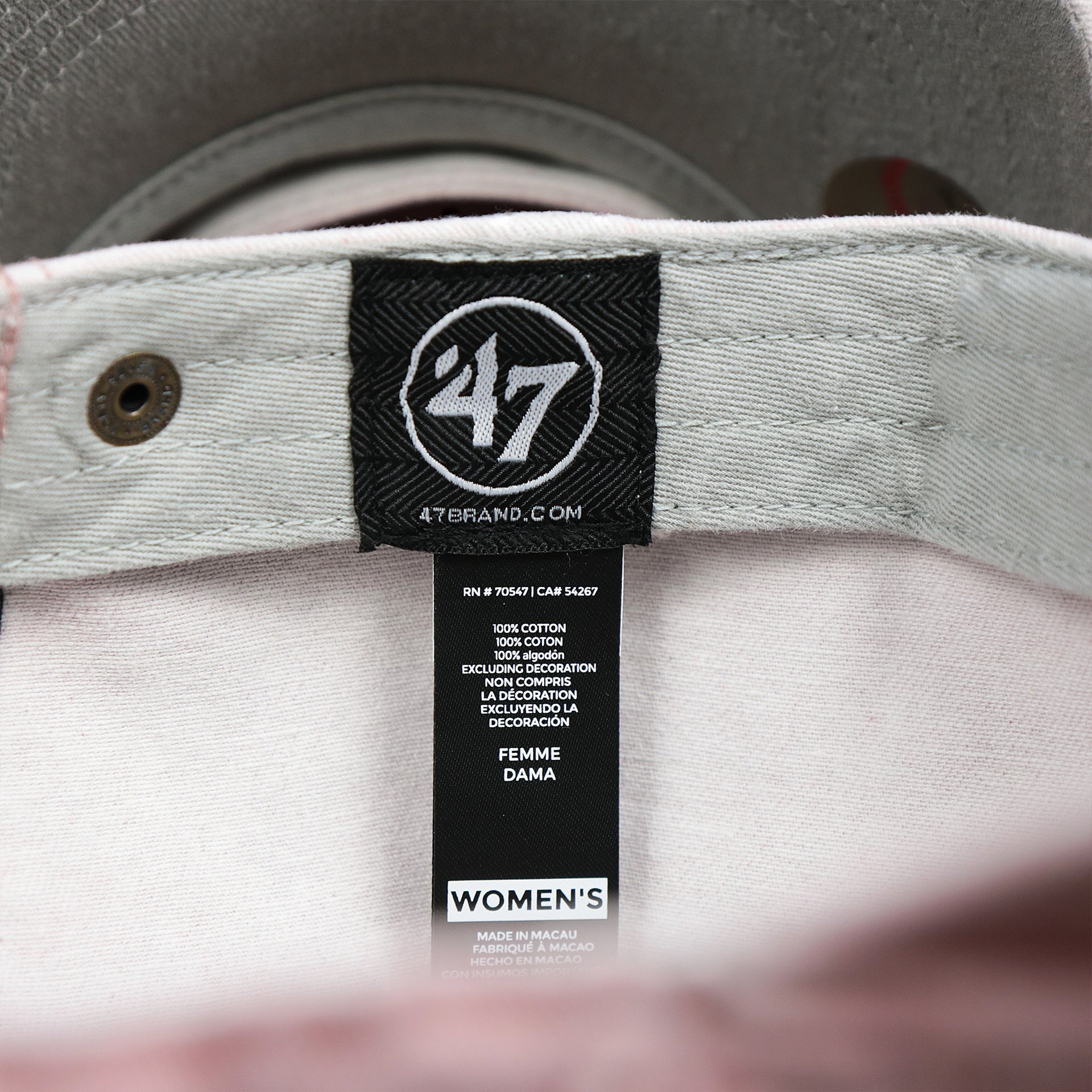 The 47 Brand Tag on the Women’s New York Yankees Gray Bottom Vintage Washed Dad Hat | Vintage Pink Women’s Dad Hat