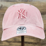 The front of the Women’s New York Yankees Gray Bottom Vintage Washed Dad Hat | Vintage Pink Women’s Dad Hat