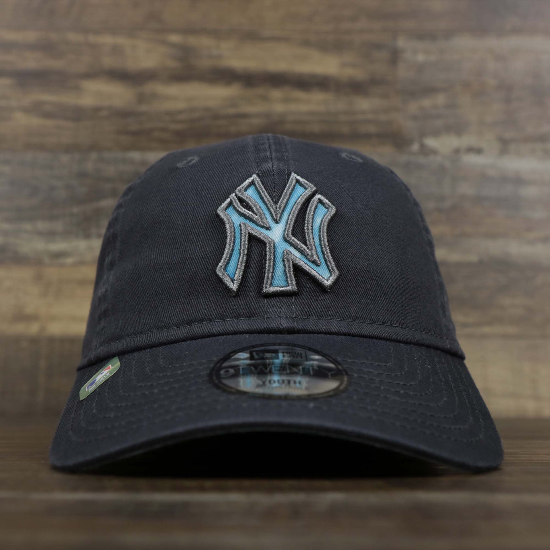 The front of the New York Yankees 2022 Father's Day On-Field 9Twenty Youth Dad Hat | Gray