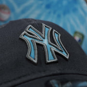 The logo on the New York Yankees 2022 Father's Day On-Field 9Twenty Youth Dad Hat | Gray