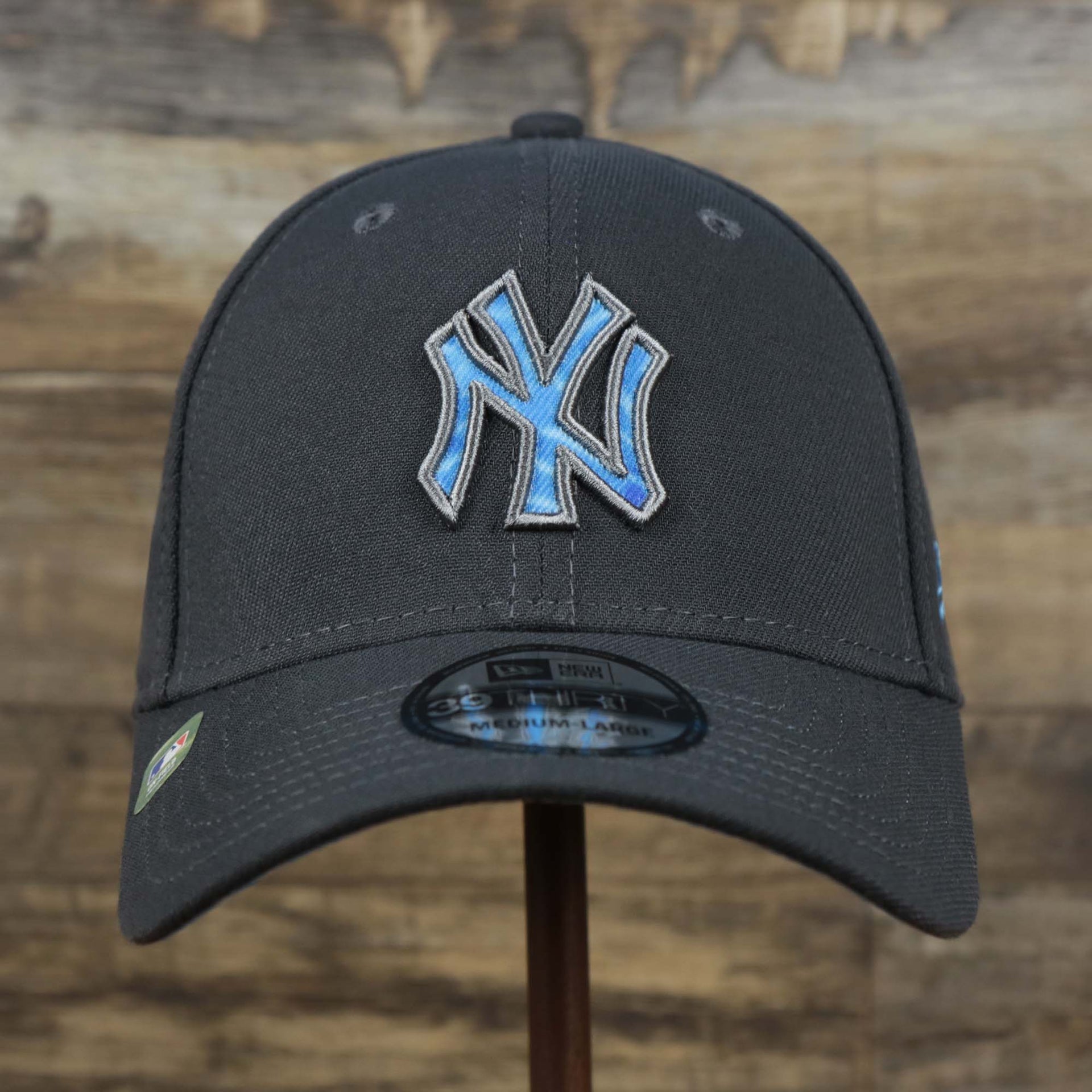 The front of the New York Yankees 2022 Father's Day On-Field 39Thirty Flexfit Cap | Gray