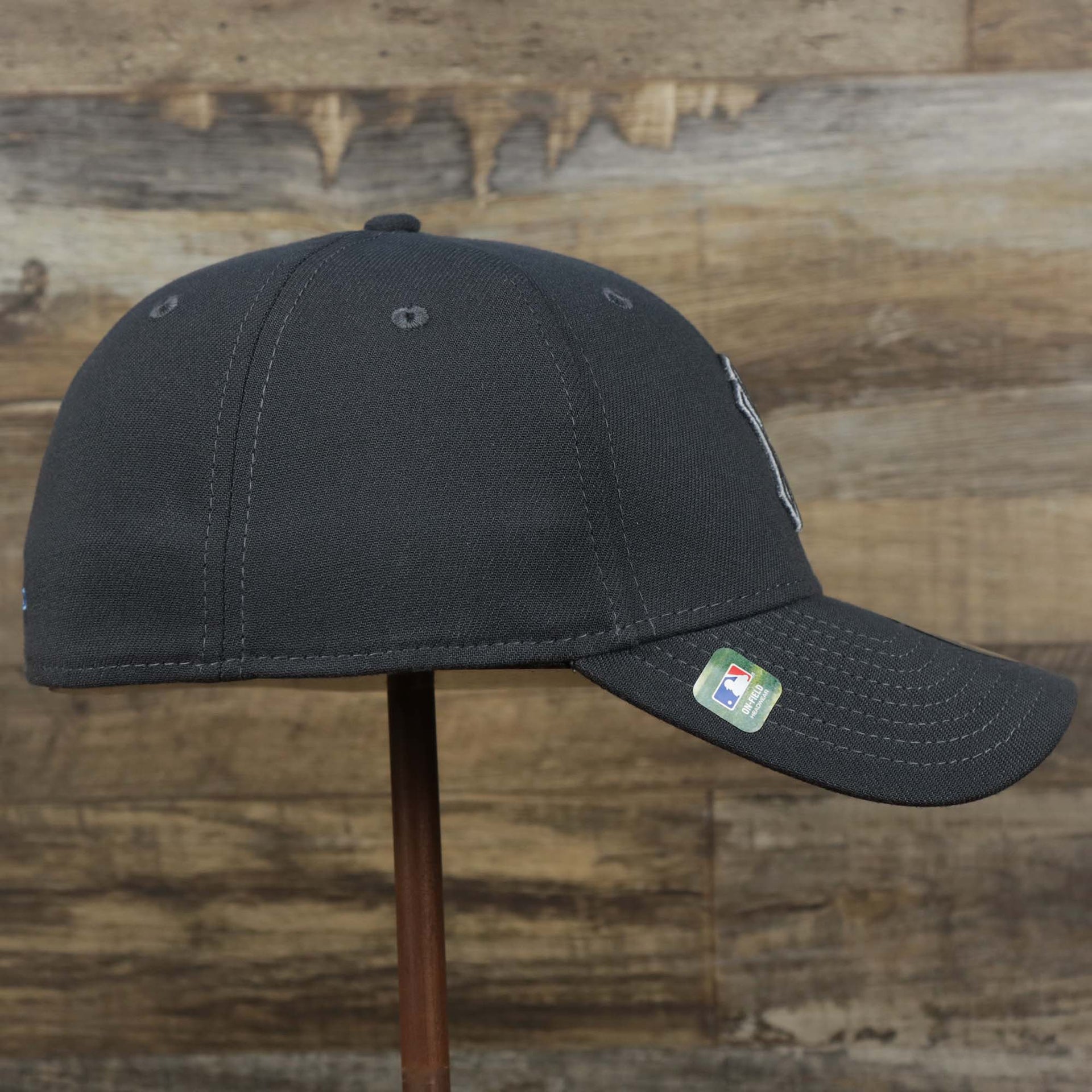 The wearer's right on the New York Yankees 2022 Father's Day On-Field 39Thirty Flexfit Cap | Gray