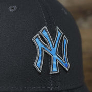 The logo on the New York Yankees 2022 Father's Day On-Field 39Thirty Flexfit Cap | Gray