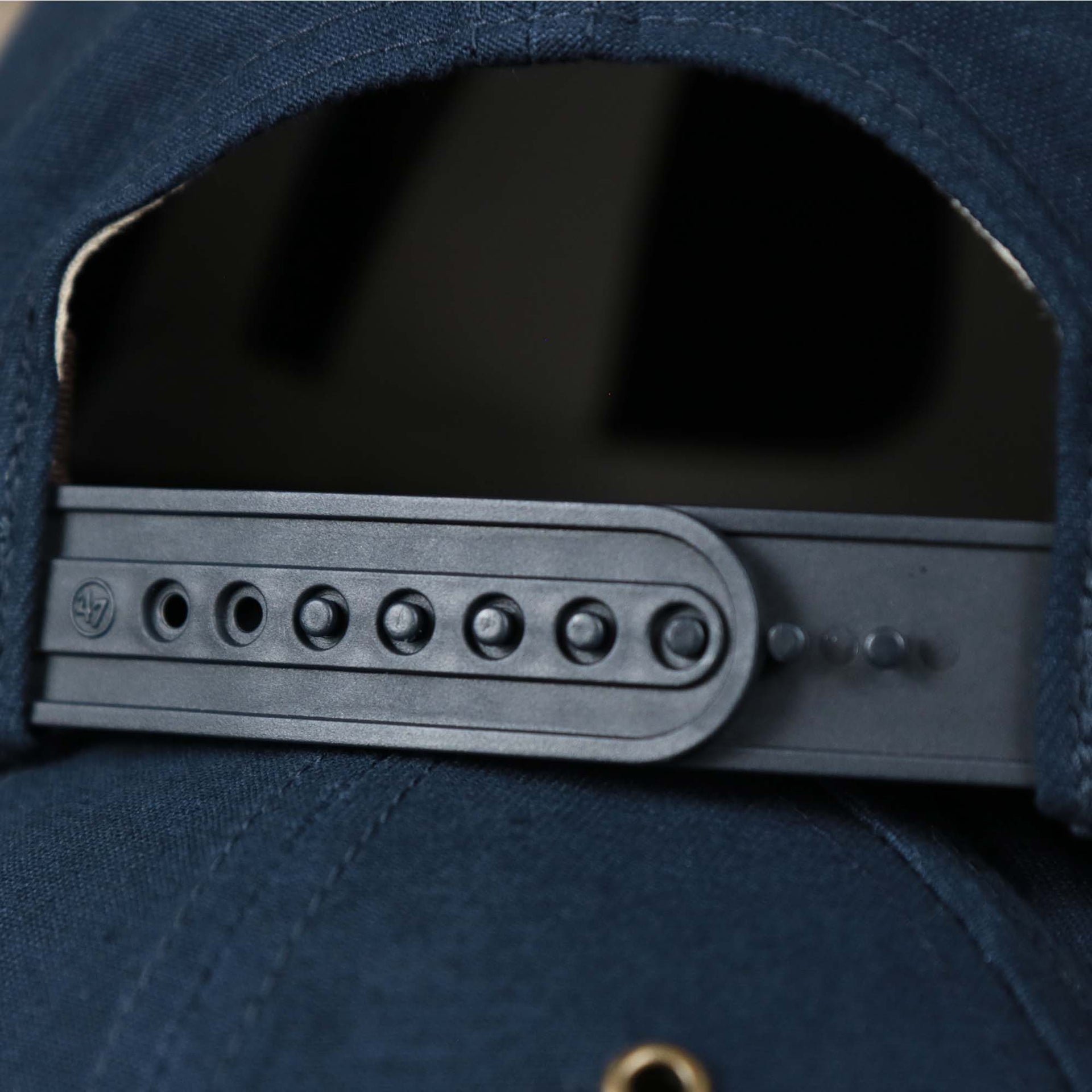 The adjustable strap on the Cooperstown New York Yankees Felt Yankees Logo Snapback Hat | Navy Snapback Cap